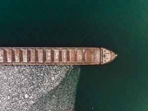 Vue aérienne d un bateau entouré de glace Photo