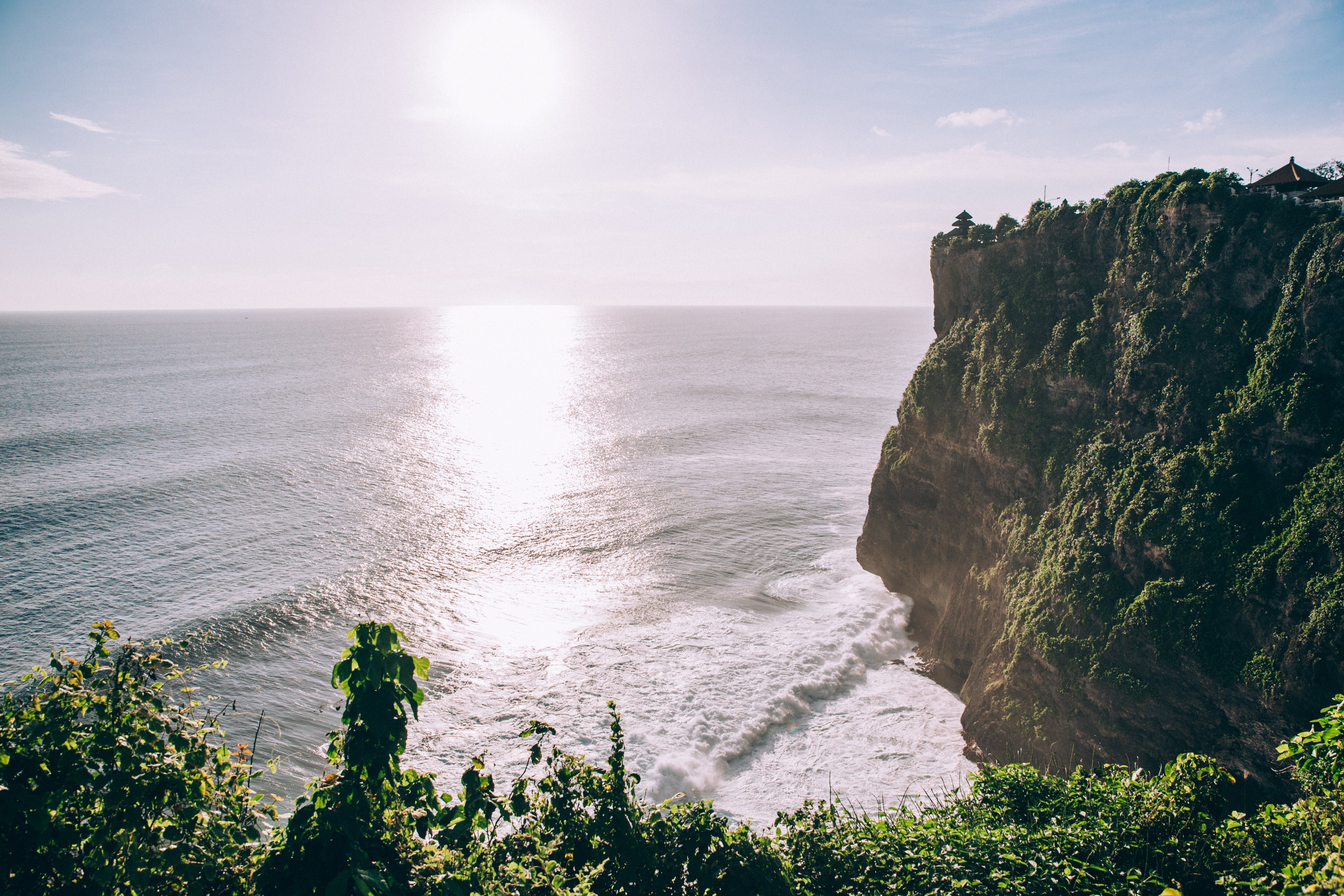 Tebing Berbatu Di Garis Pantai Menutupi Foto Hutan Subur