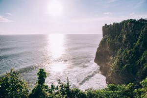 海岸線に覆われた緑豊かなジャングルの岩の崖写真