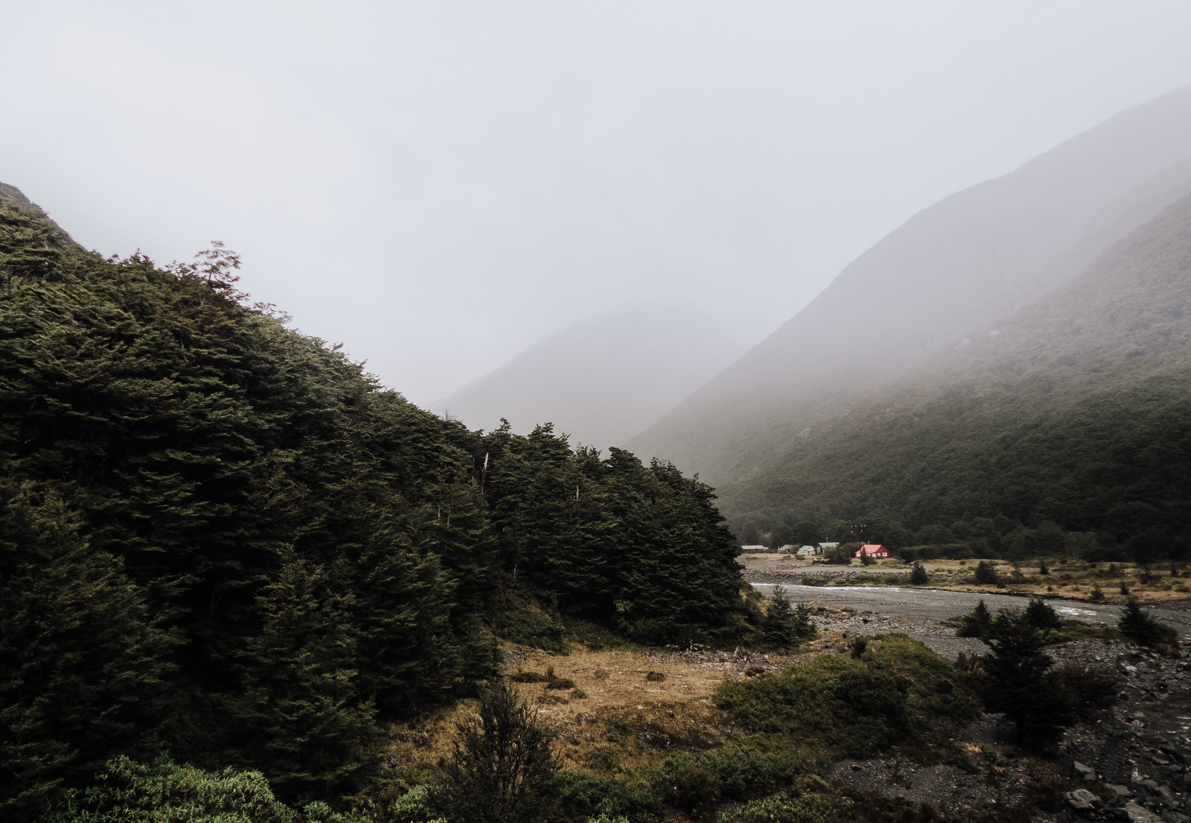 Foto Lembah Gunung Berkabut Dan Huddle of Woodland Huts