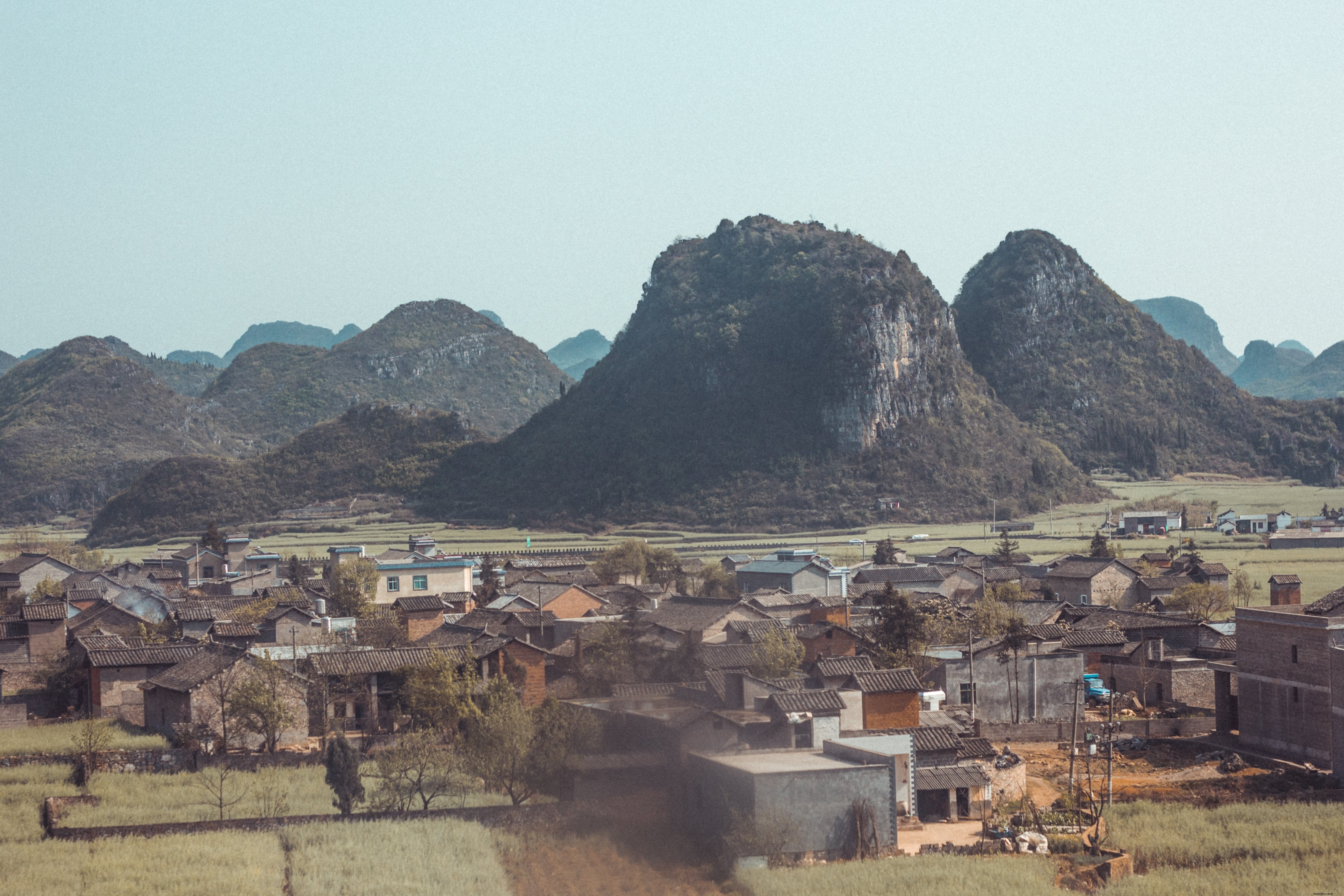 Vista de la aldea debajo de las montañas Foto
