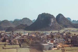 Vue du village au-dessous des montagnes Photo