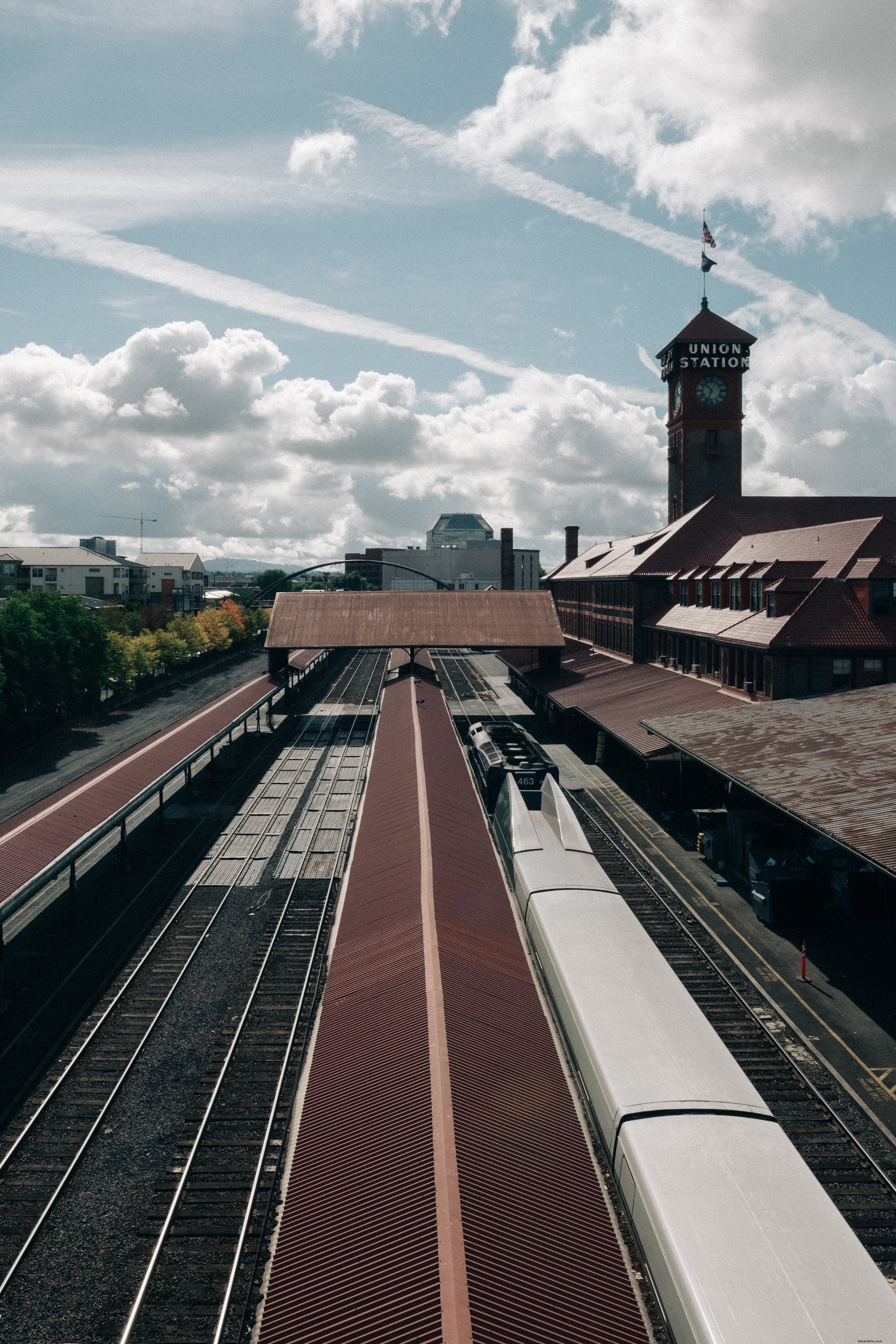 Foto dos trilhos e plataformas da estação ferroviária