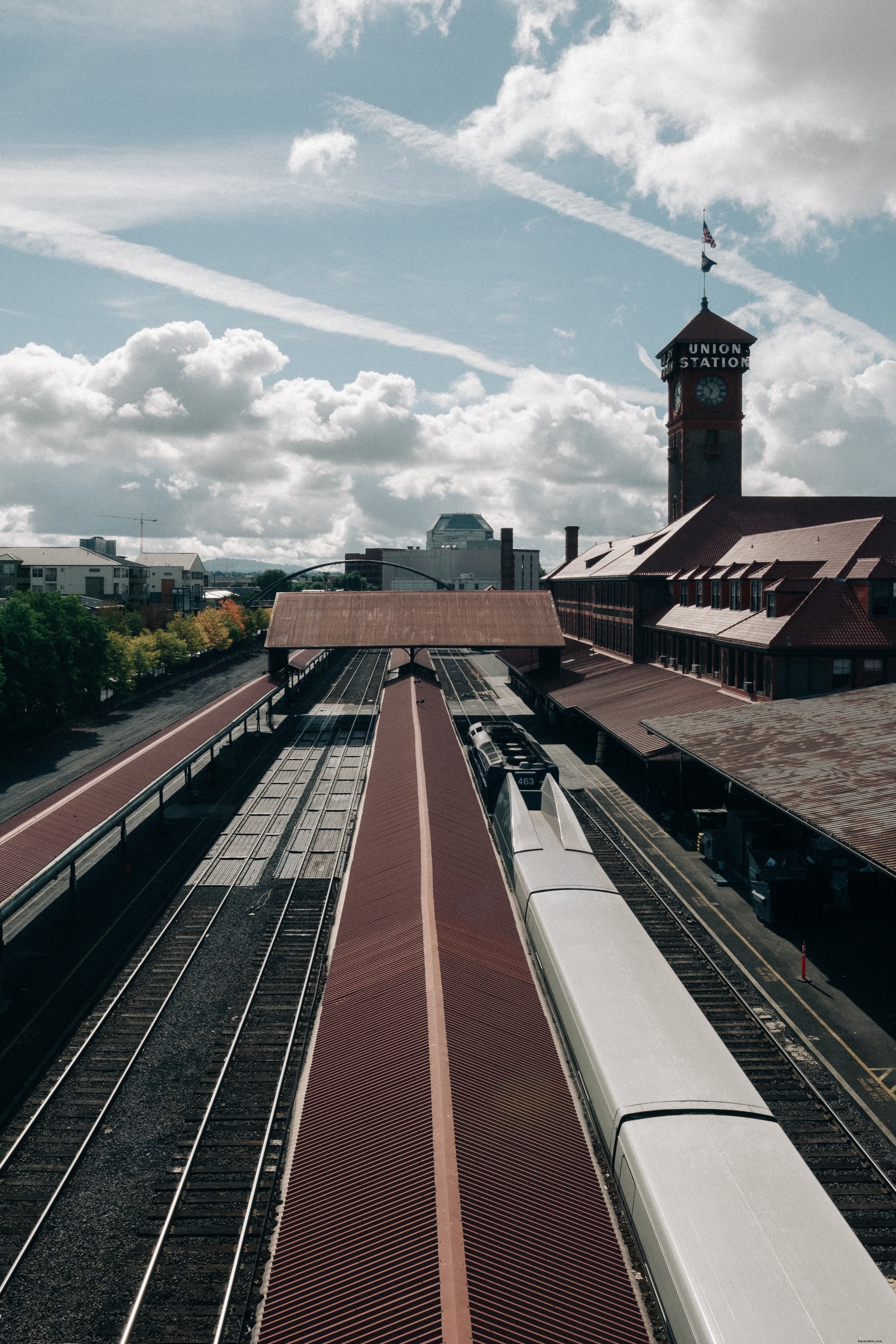 Photo des voies et des quais de la gare