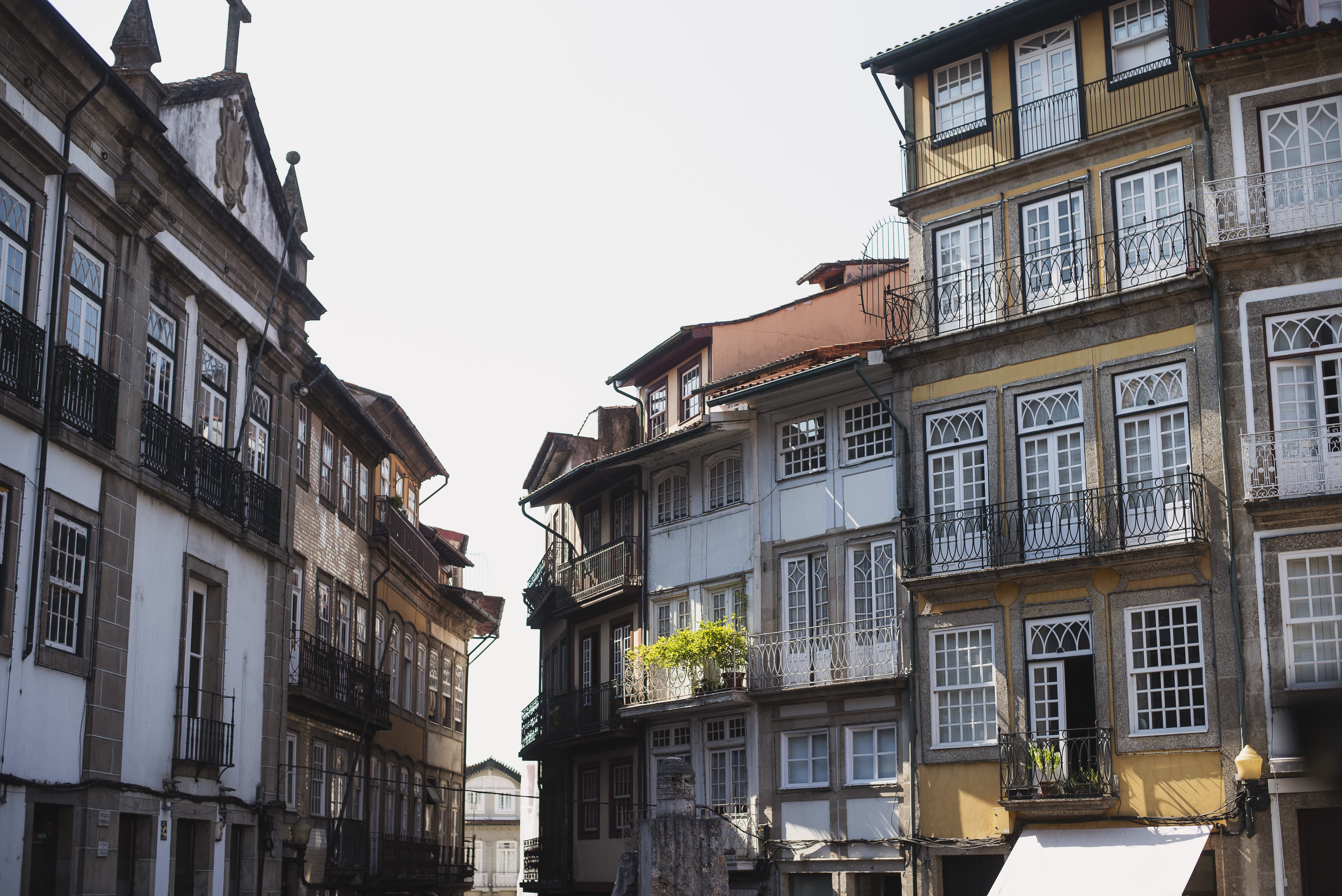 De belles maisons créent un petit piège solaire entre les bâtiments Photo