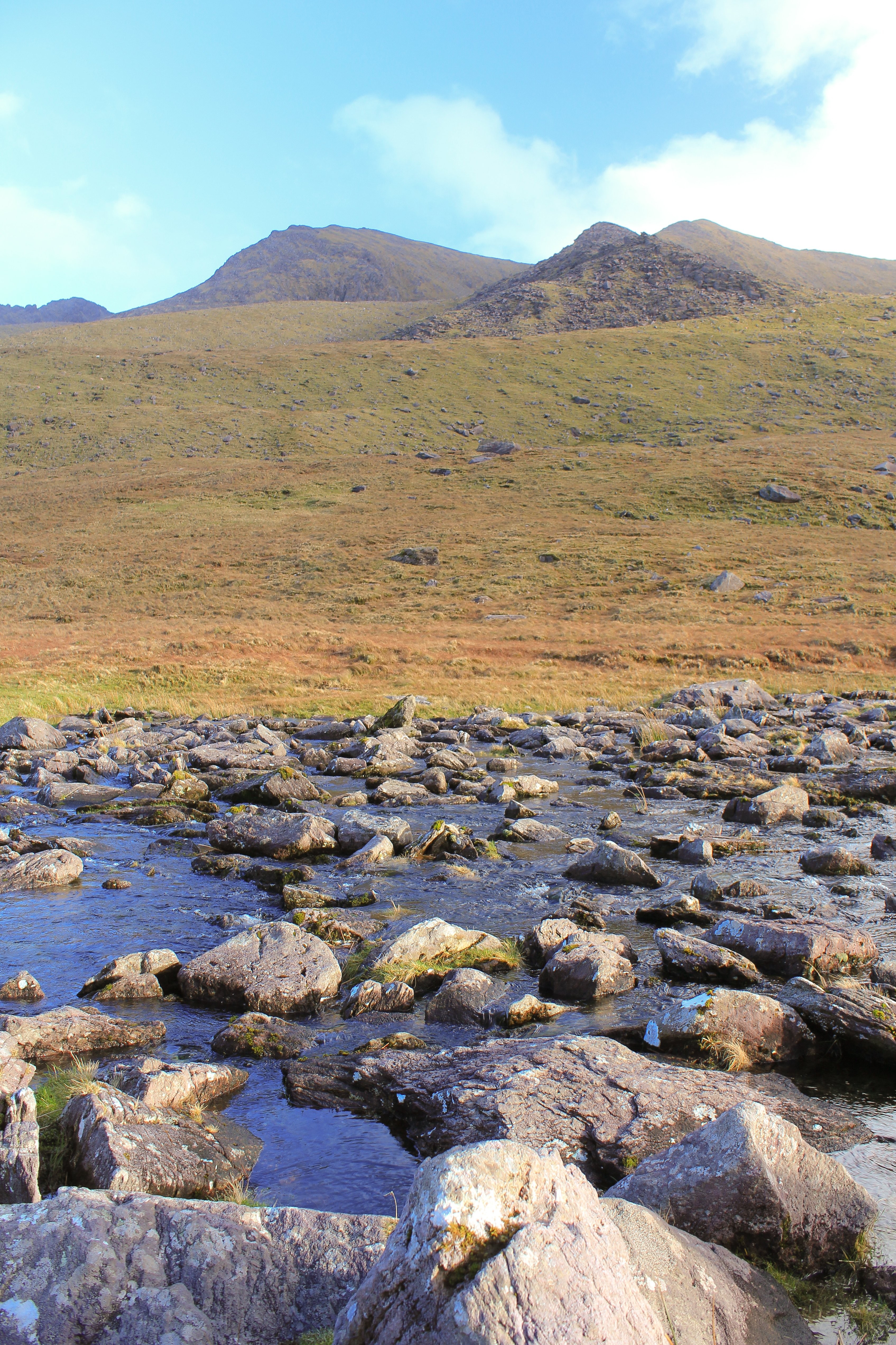 Un fiume gorgogliante di fronte a dolci colline foto