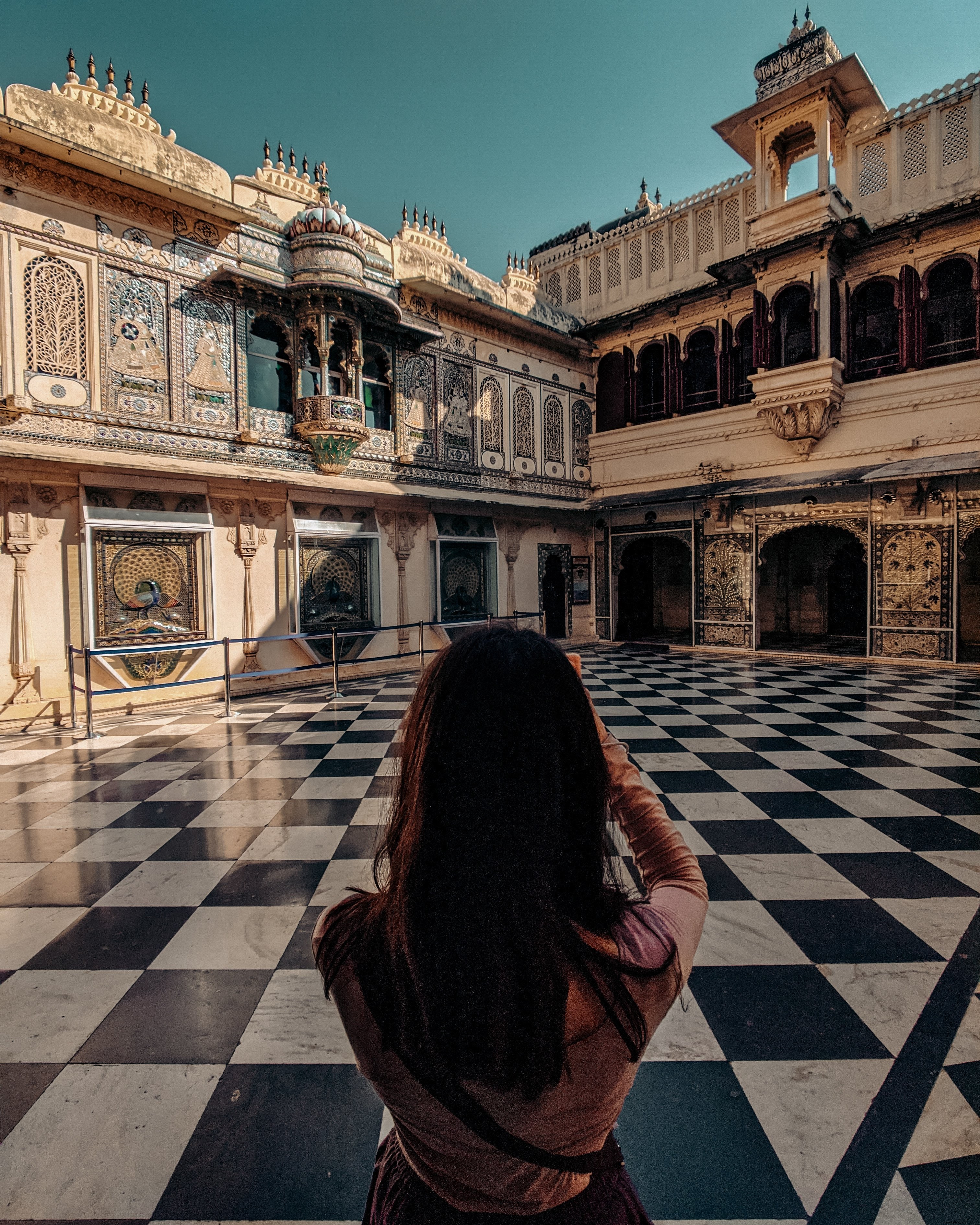 La donna fotografa la bellissima foto di architettura