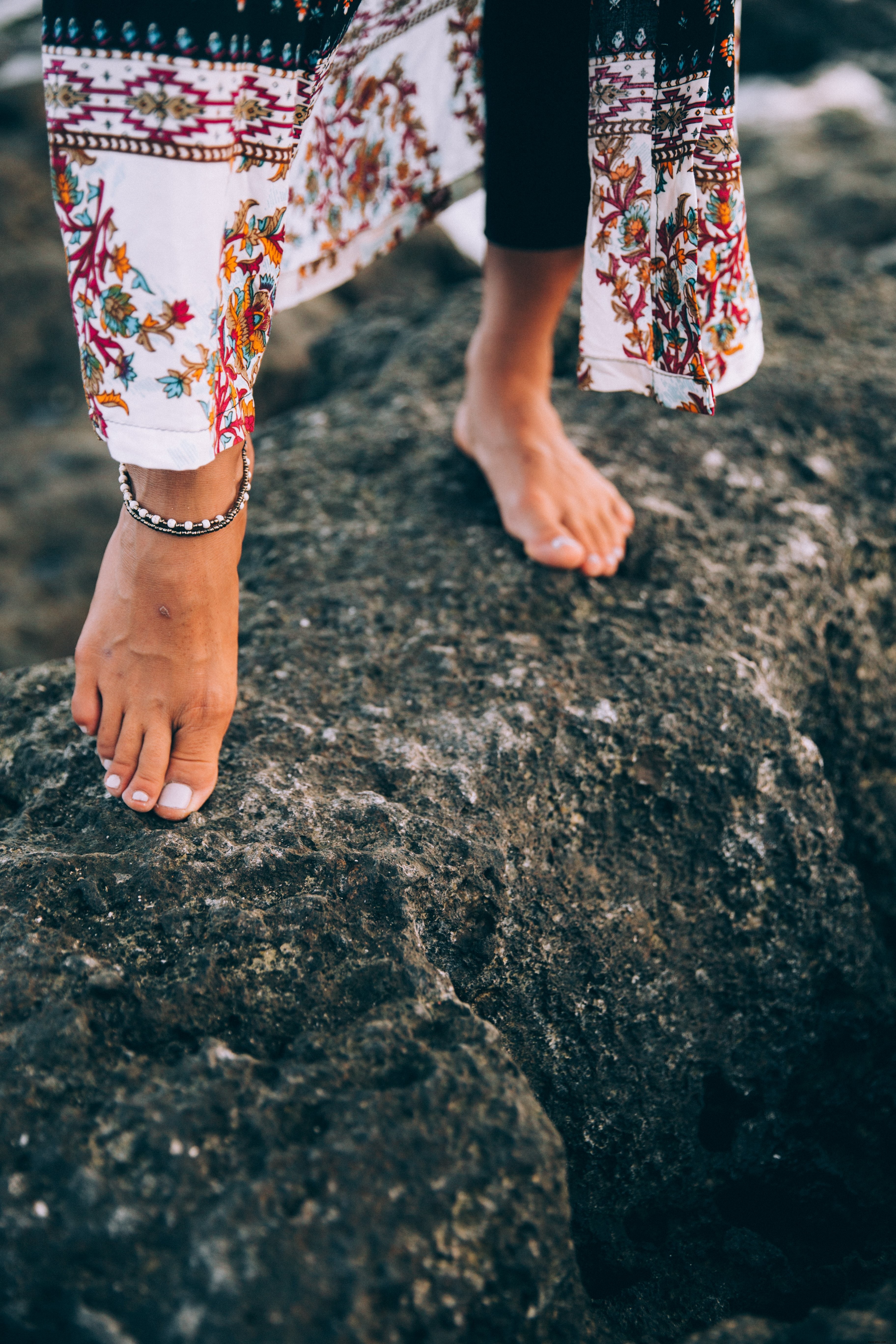 Une femme laisse des empreintes dans le sable sur Sunset Beach Photo