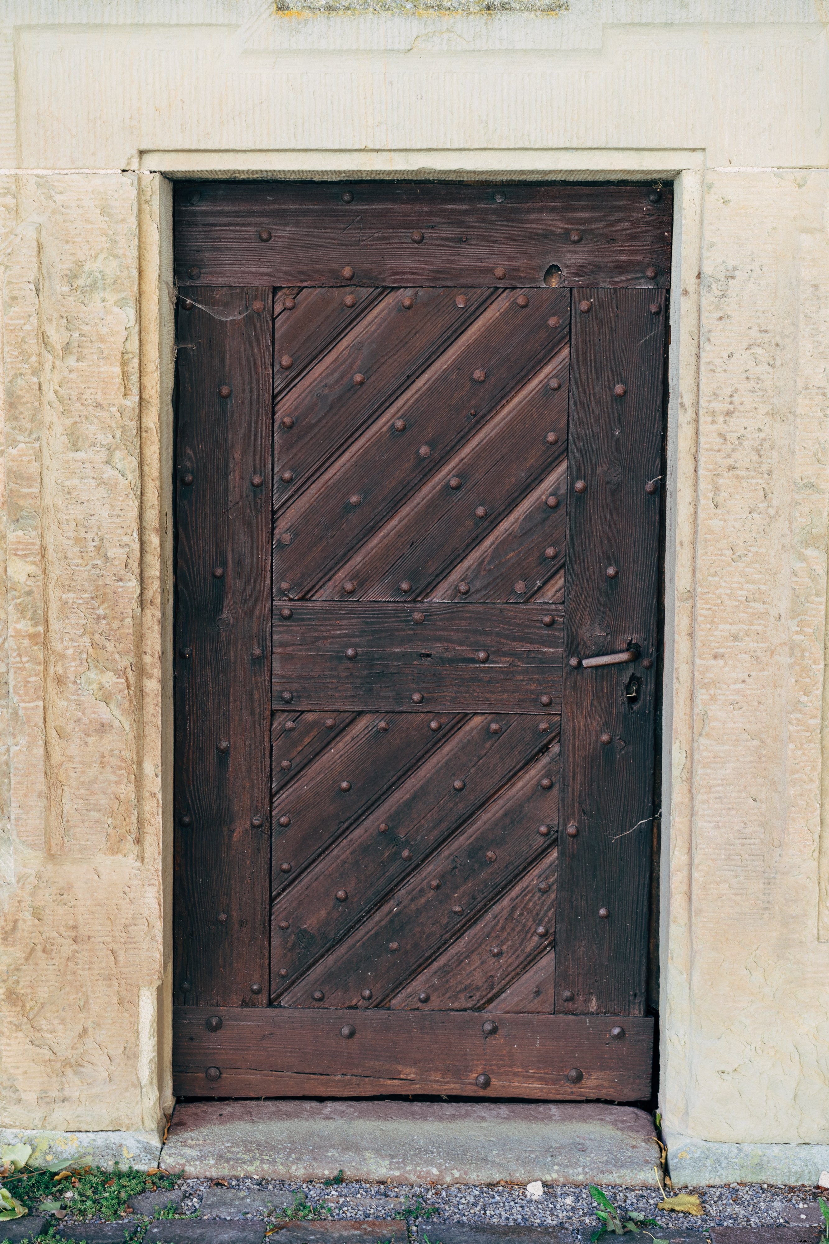 Porta de entrada de madeira escura com moldura branca