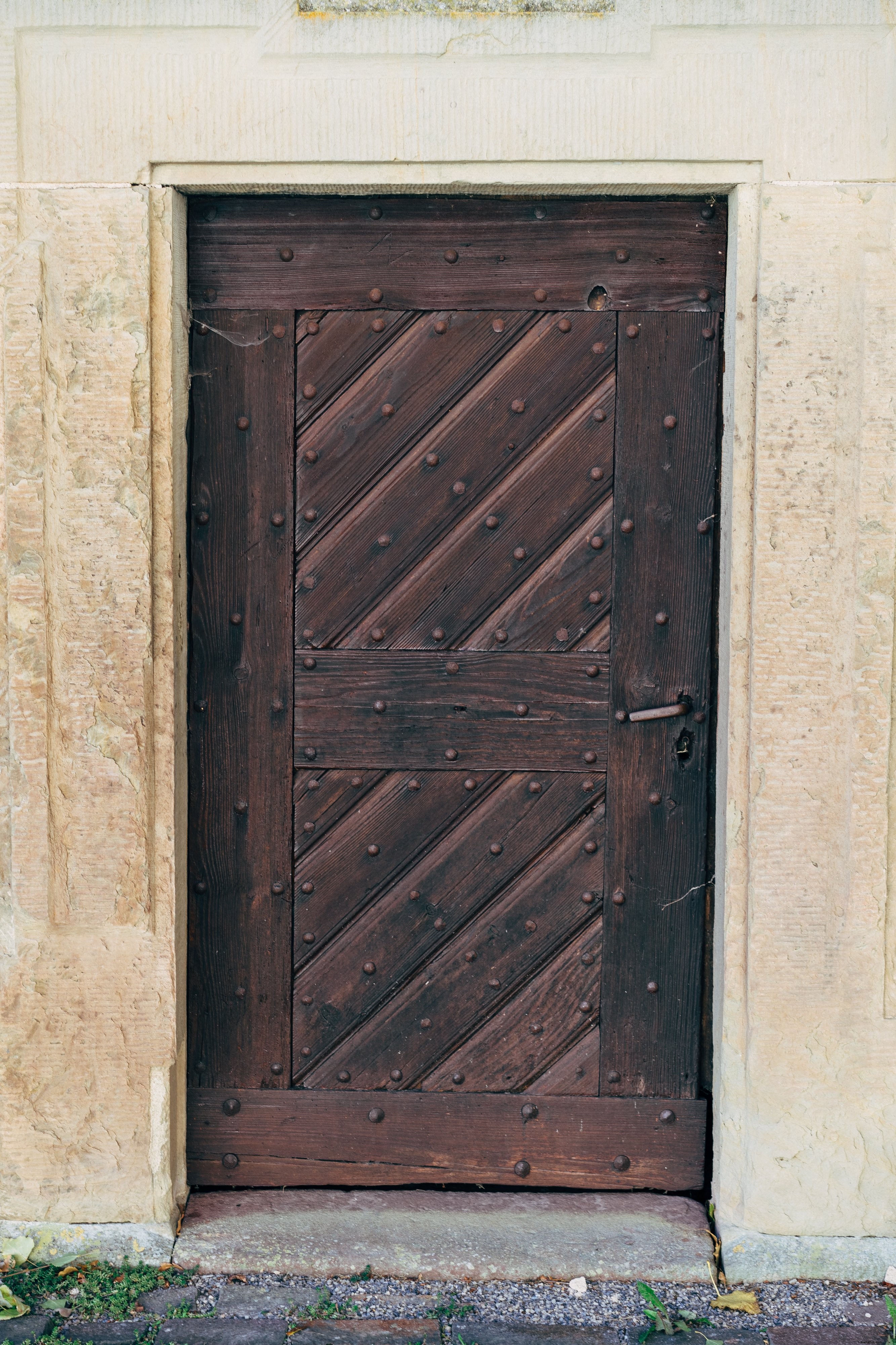 Porta in legno scuro con cornice bianca foto