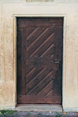 Puerta de madera oscura con foto de marco blanco