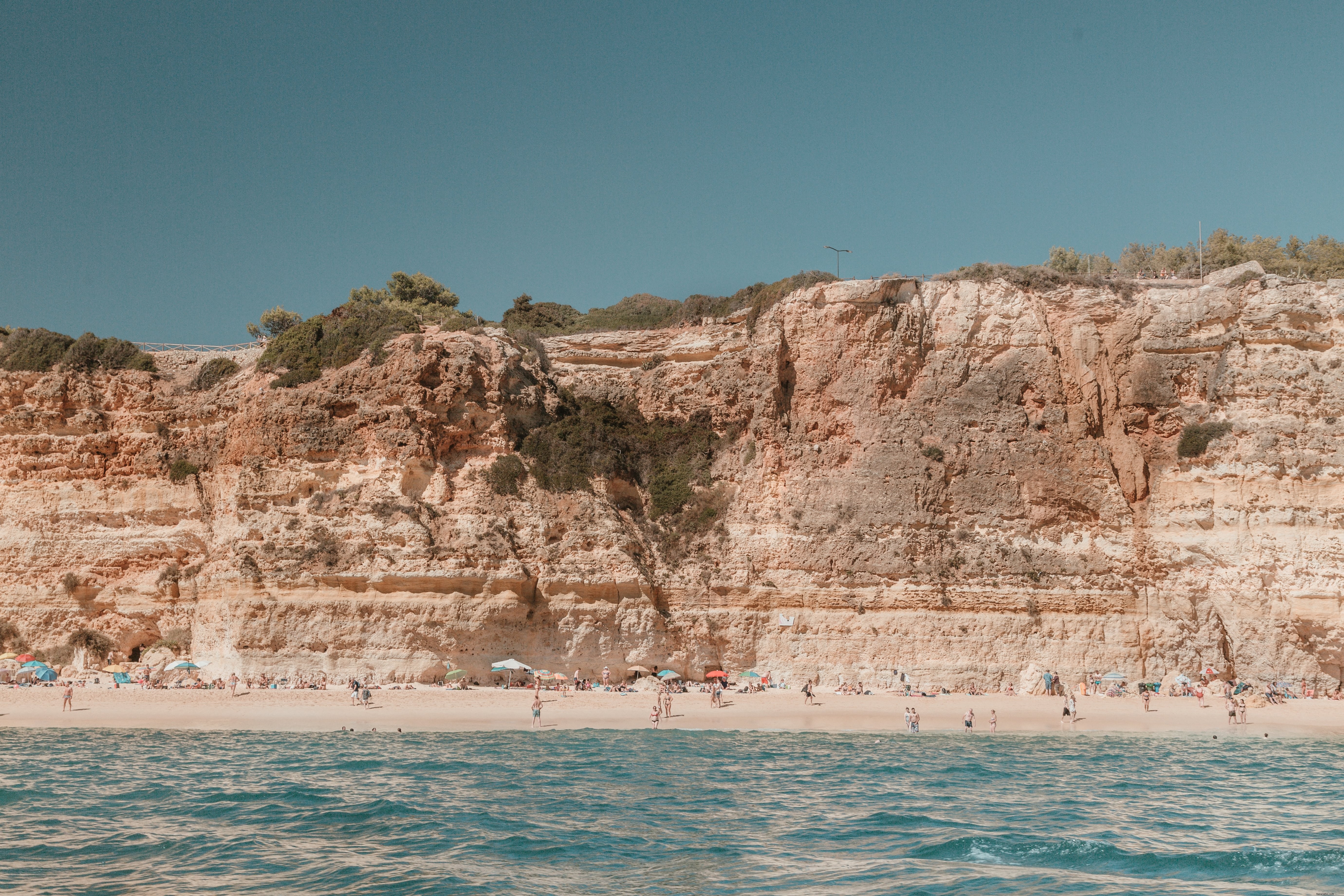 Un lungo tratto di spiaggia sabbiosa sotto le scogliere calcaree del tempo Photo