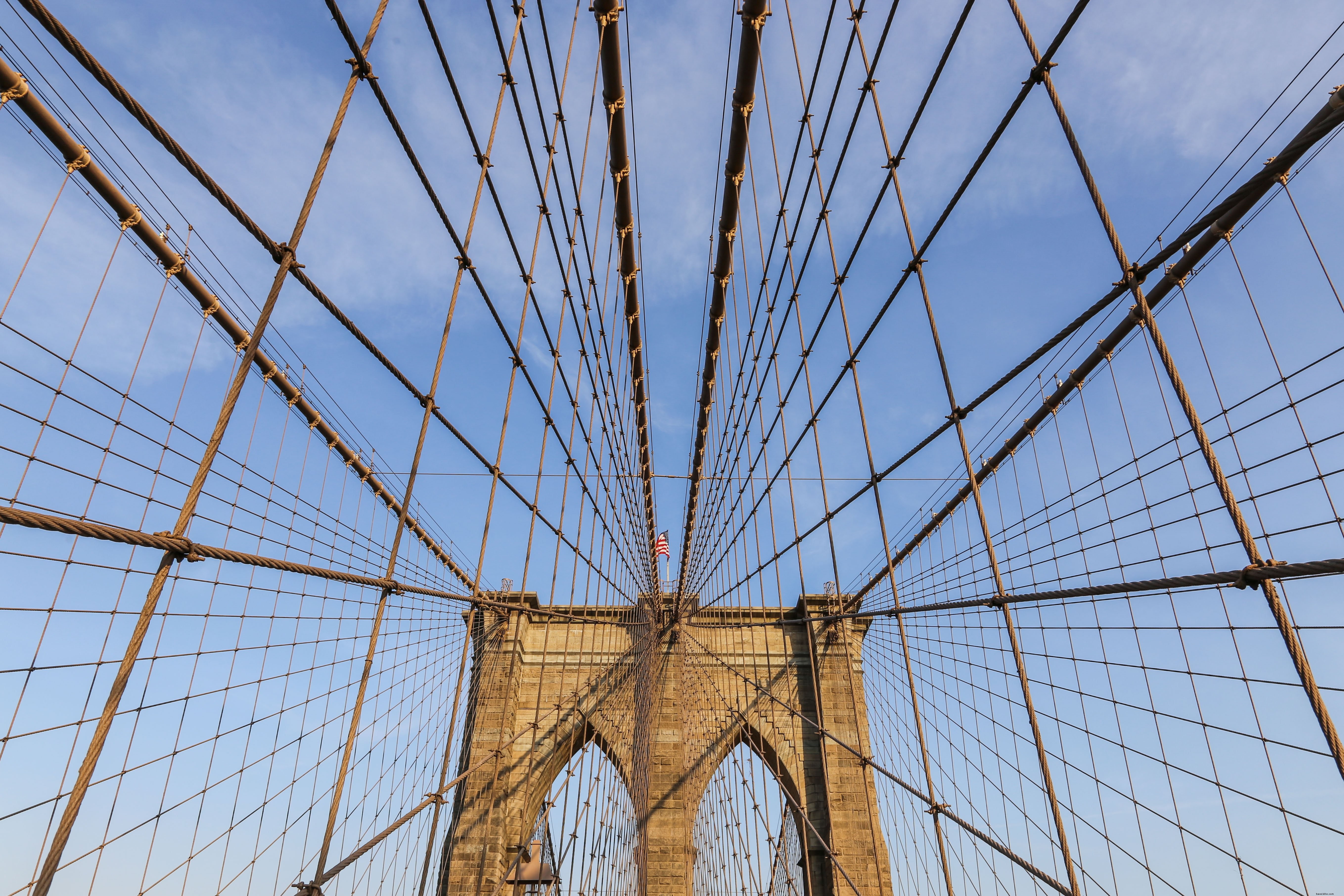 Puente de cables contra el cielo azul Foto