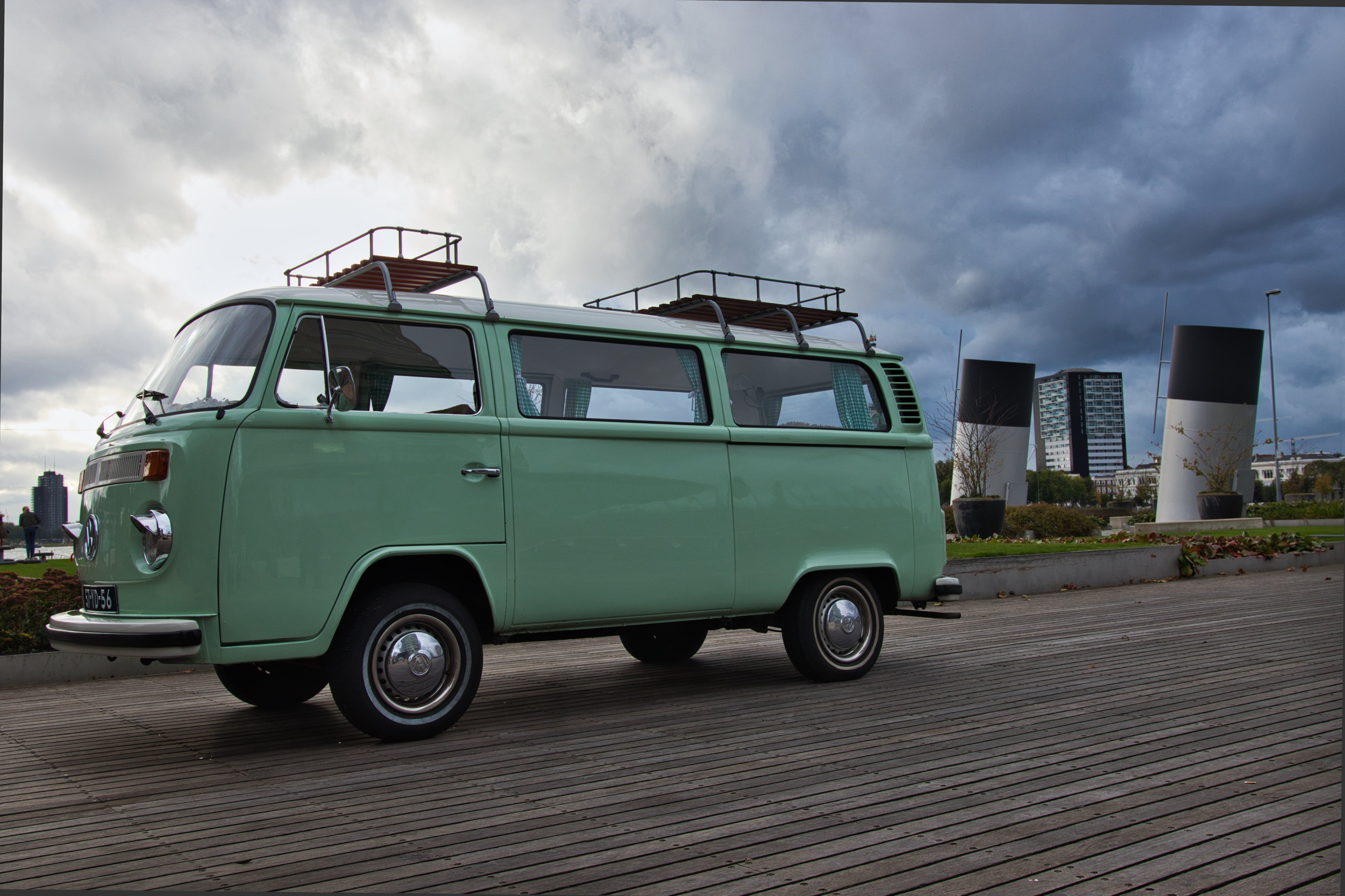 Vintage Teal Camper Van estacionado en una pasarela de madera Foto