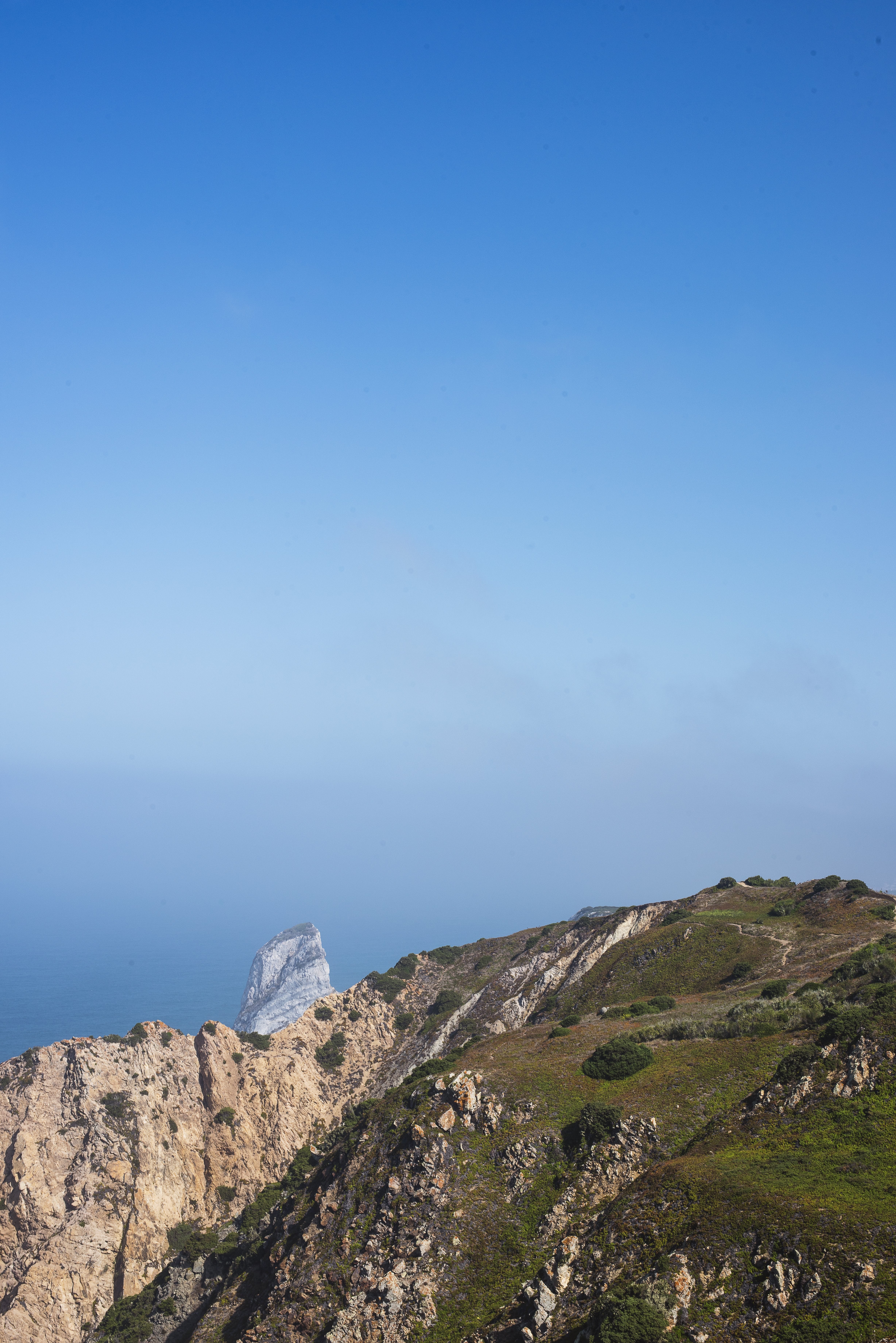 Affacciato sul mare dalla cima di una montagna Photo