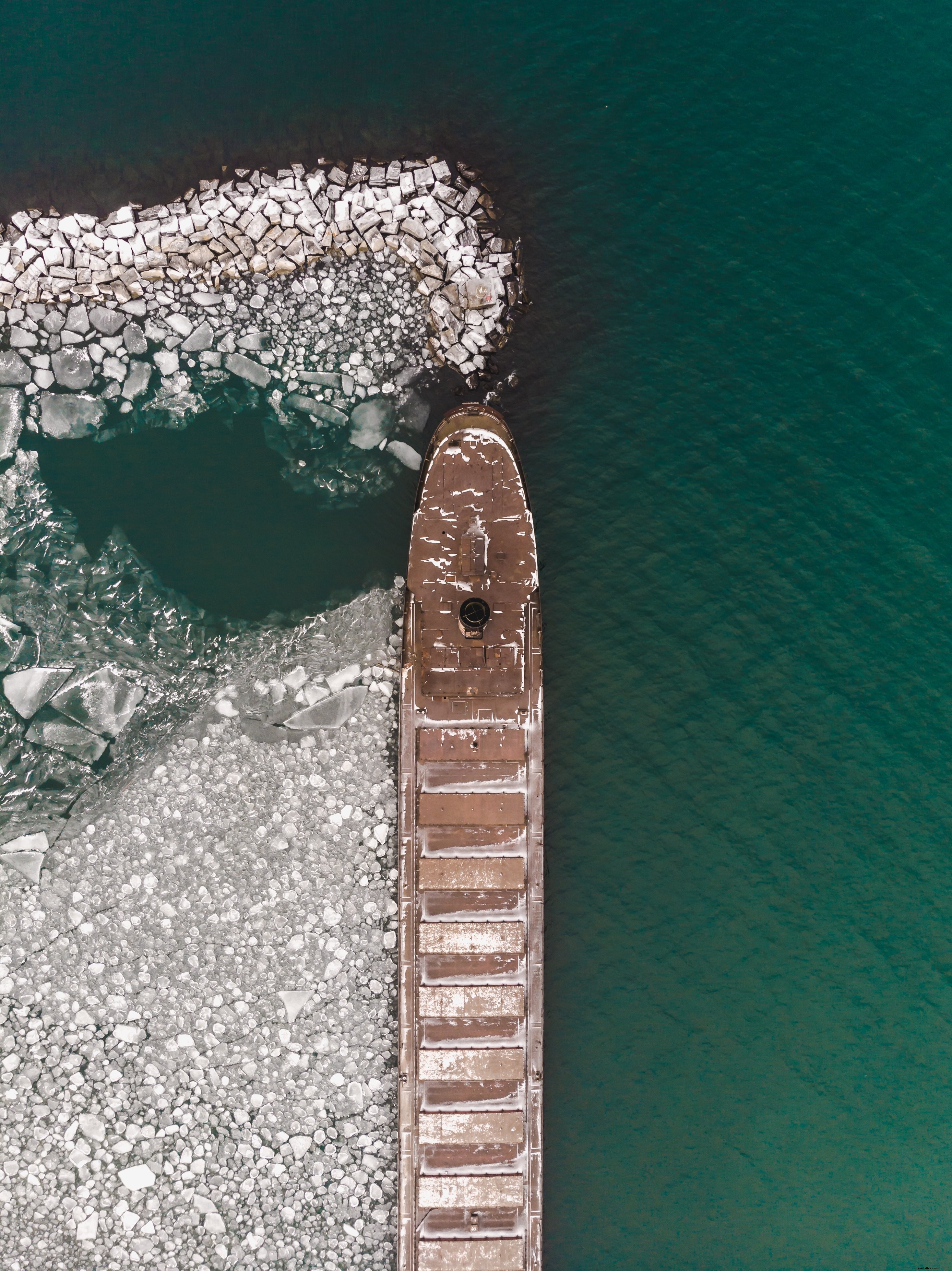 Foto aérea de um navio cercado por gelo