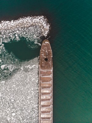 Vue aérienne d un navire entouré de glace Photo