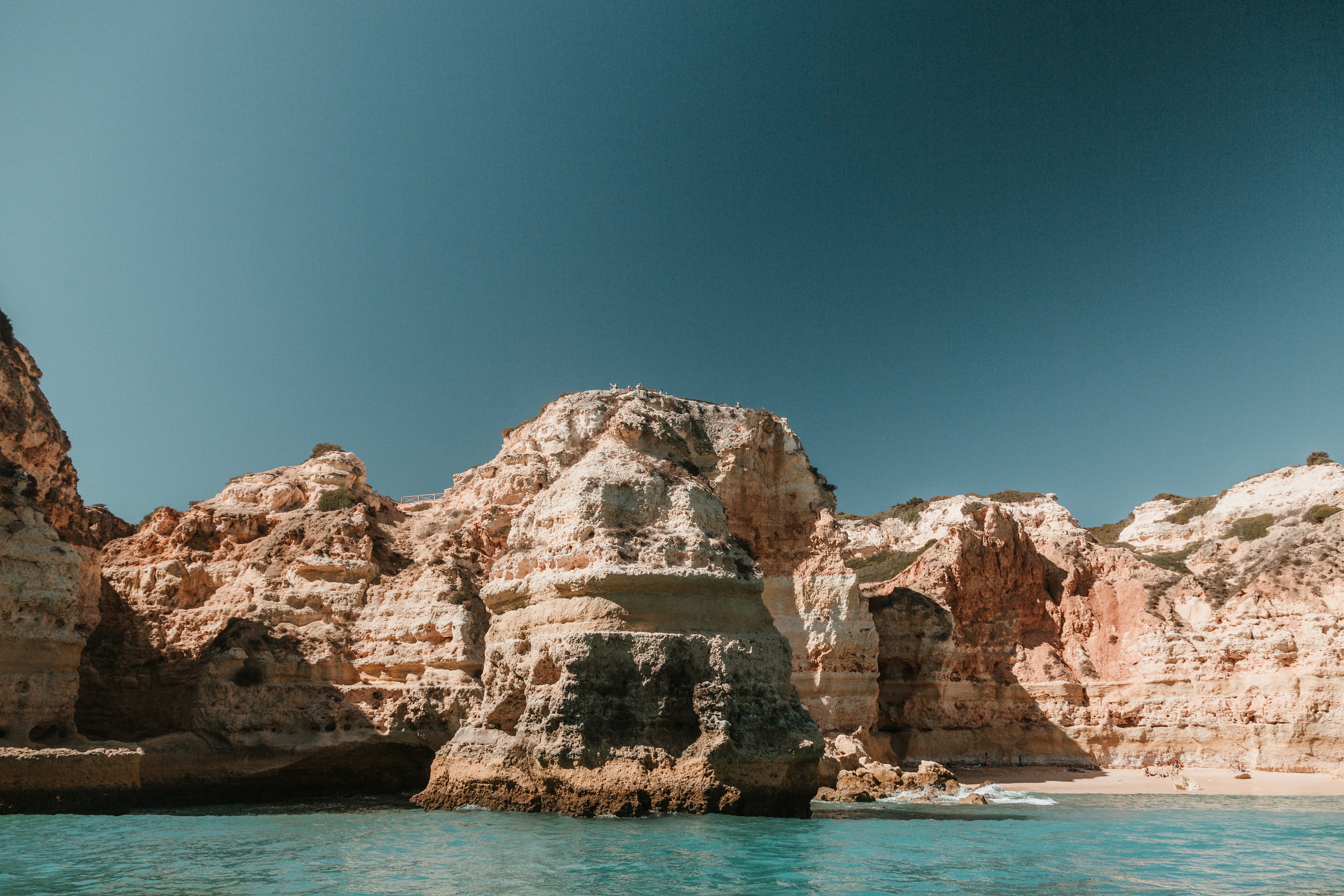 フィギュアライン岩の露頭が海に突き出ている写真