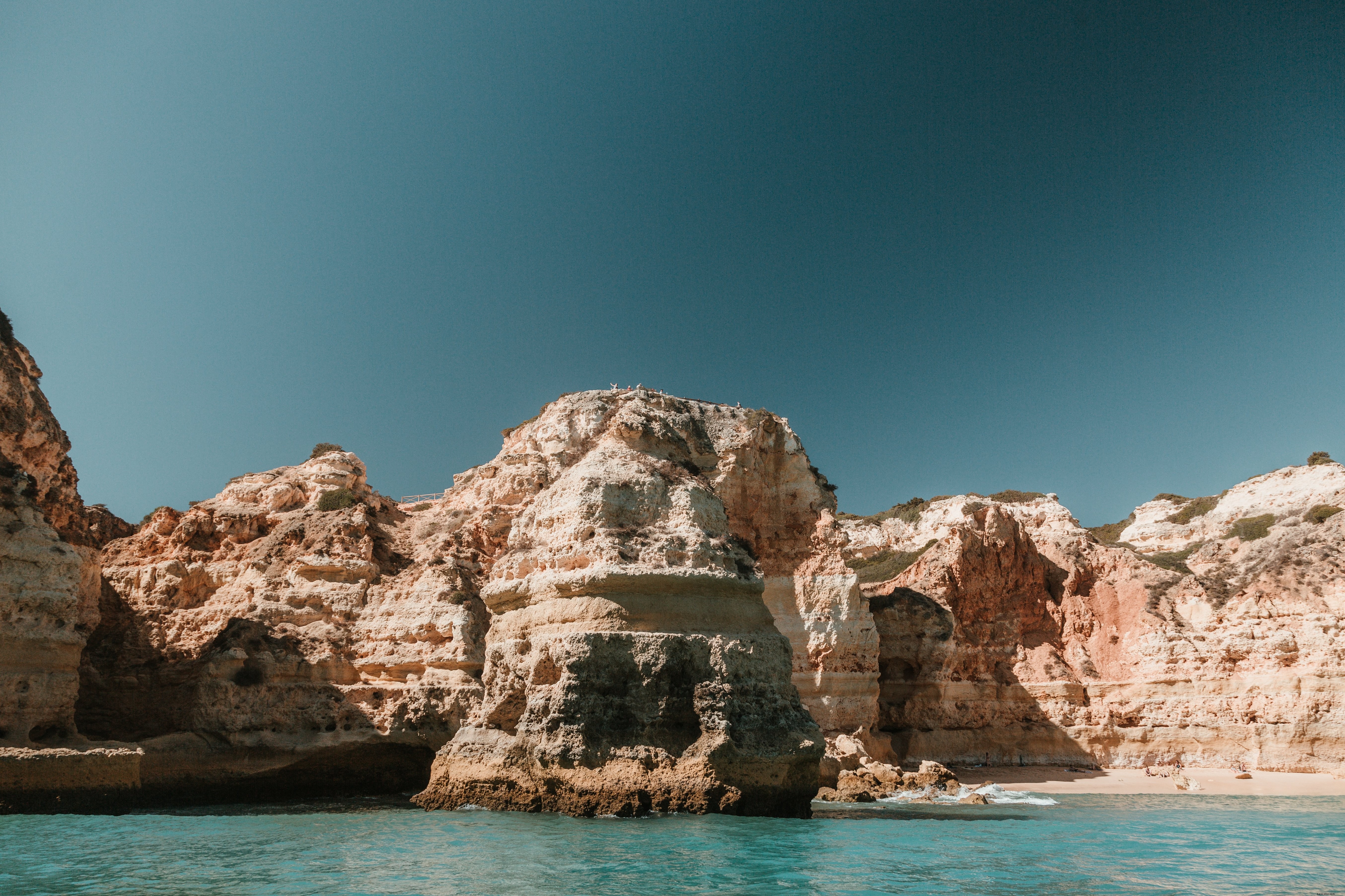 Figure linea affioramenti rocciosi che sporgono nel mare Foto