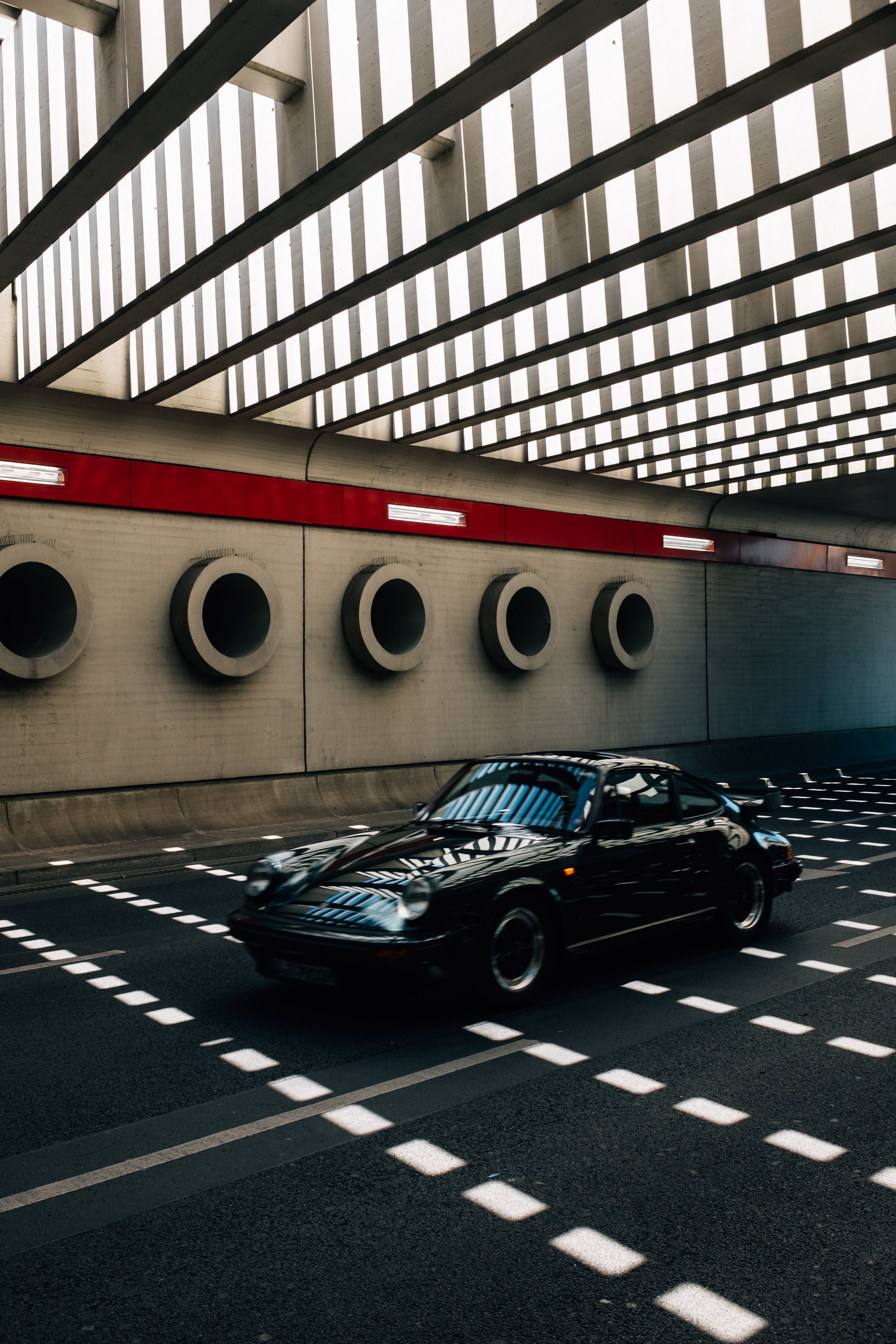 Corridas de carros clássicos através de fotos do túnel de Modeern