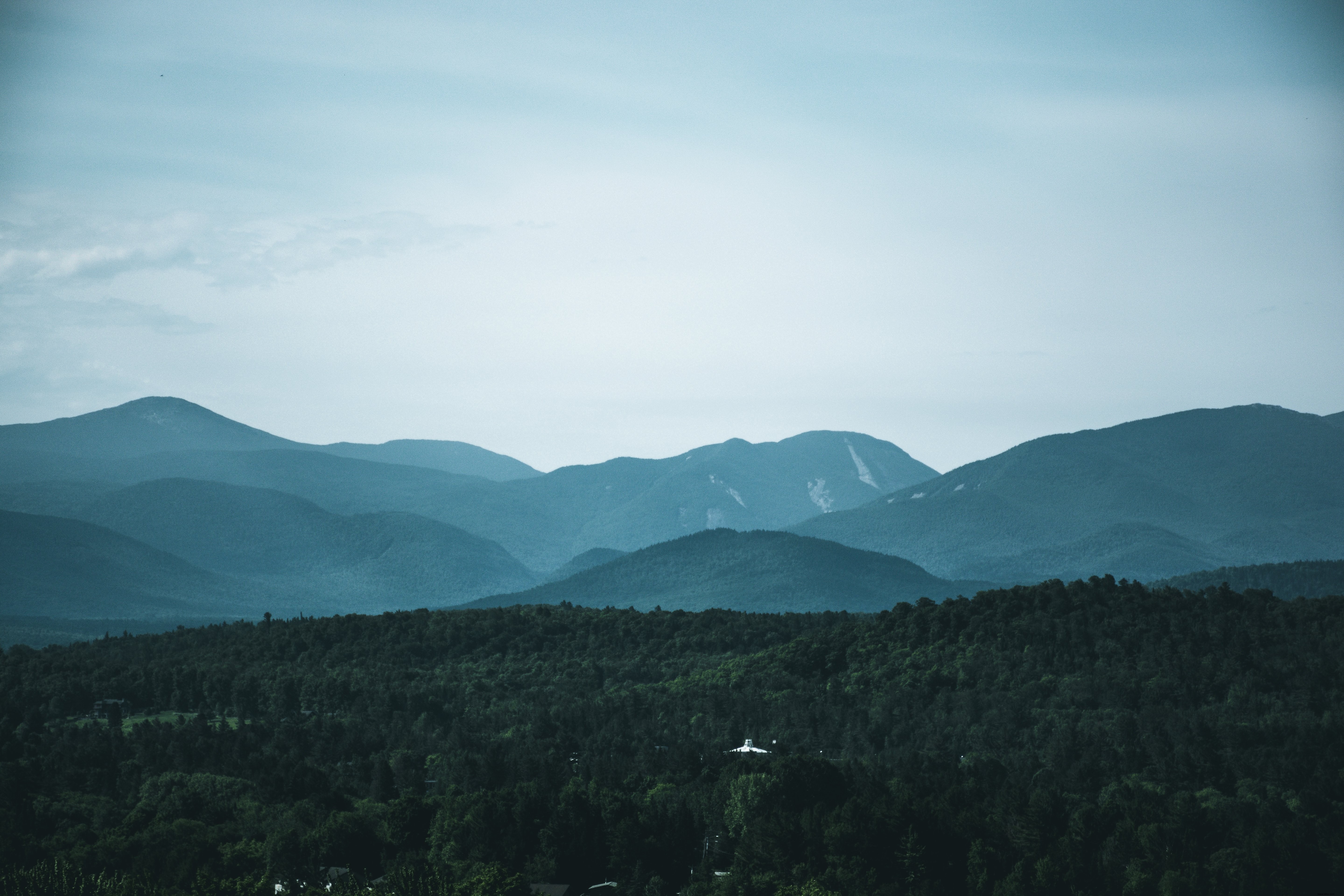 Collines contre un ciel bleu et un petit bâtiment blanc Photo