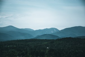 Bukit Melawan Langit Biru Dan Foto Gedung Putih Kecil
