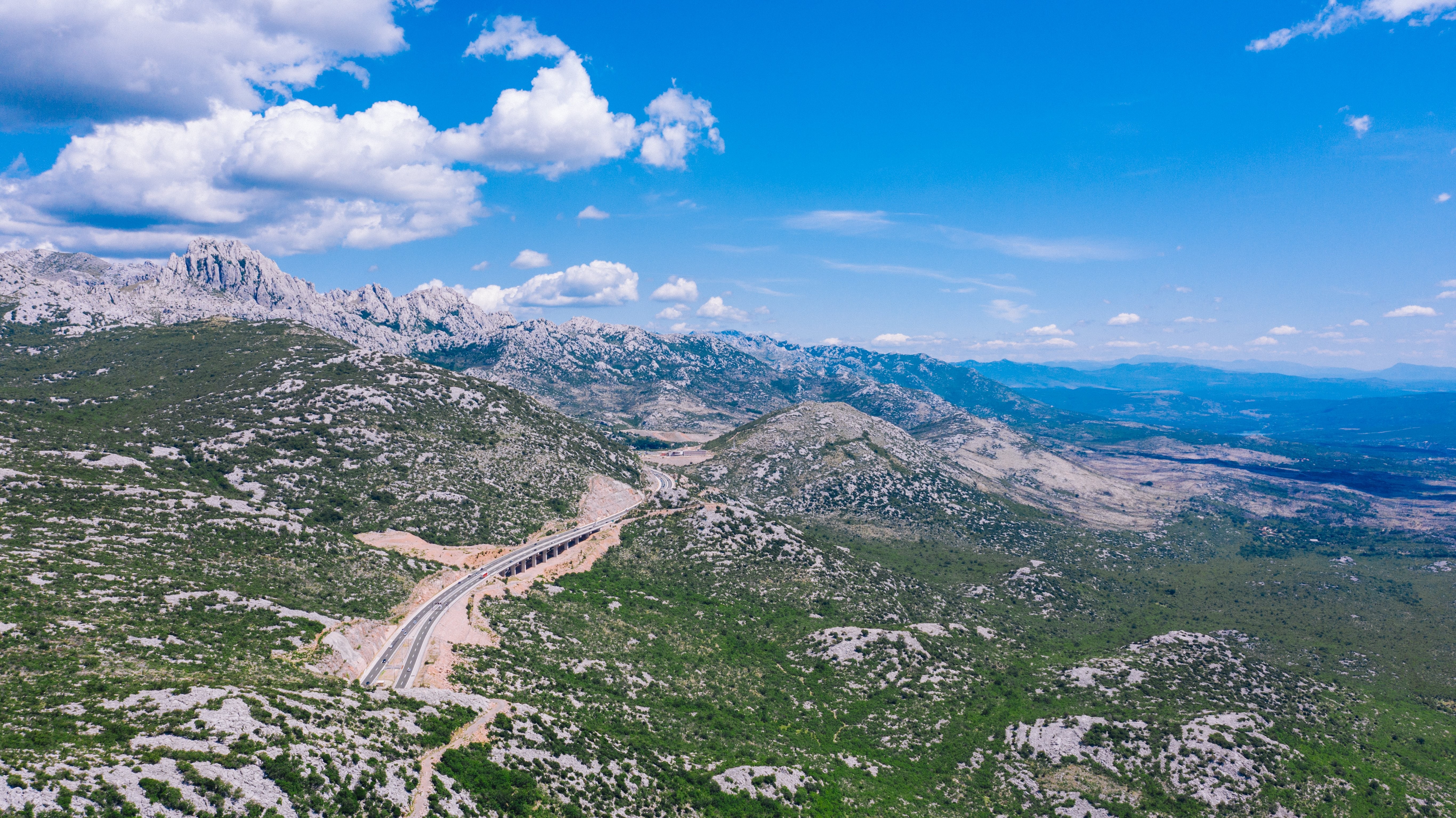 Strada tortuosa attraverso il paesaggio selvaggio foto