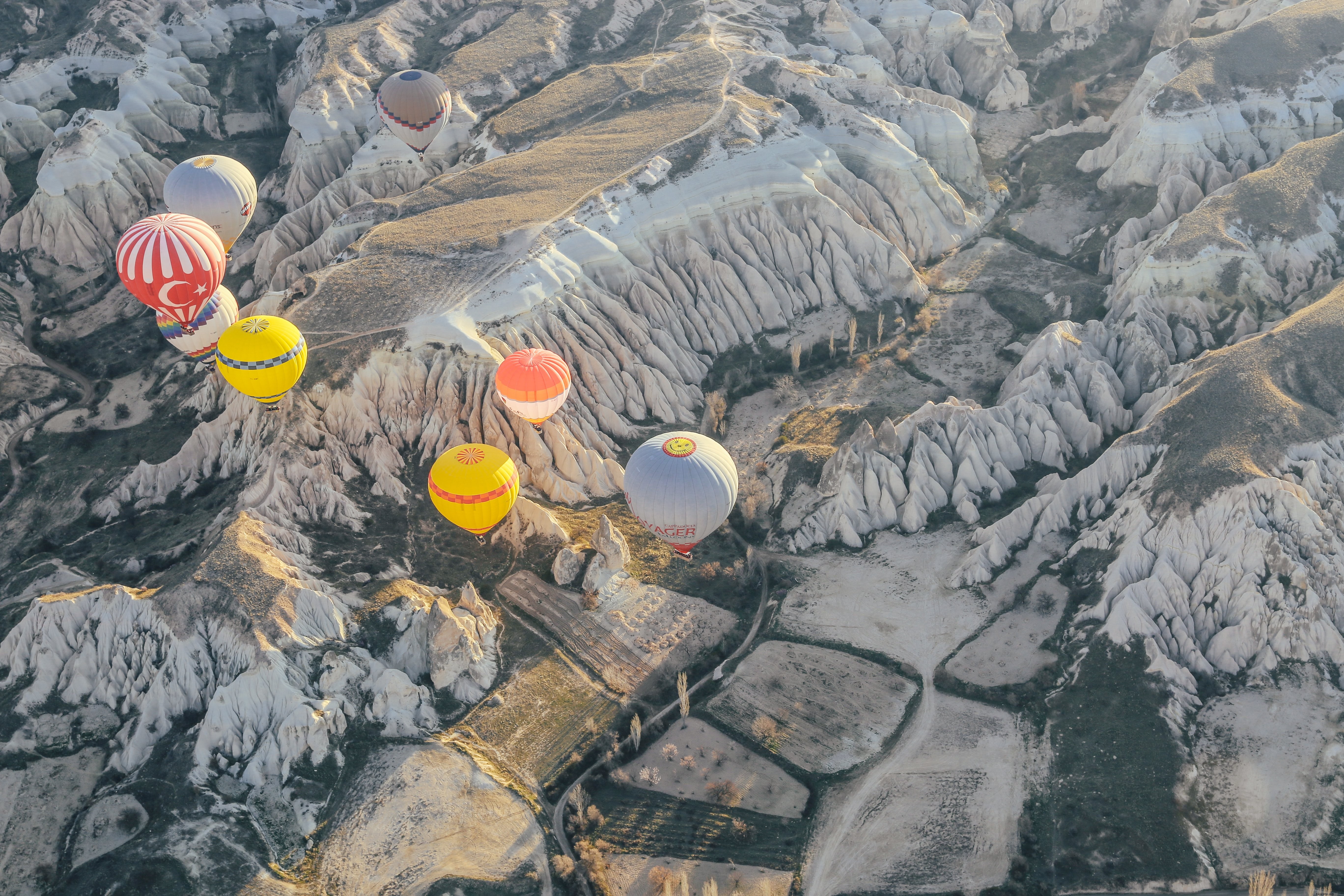 Mongolfiere sopra il paesaggio roccioso foto