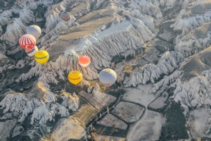 岩の多い風景写真の上の熱気球