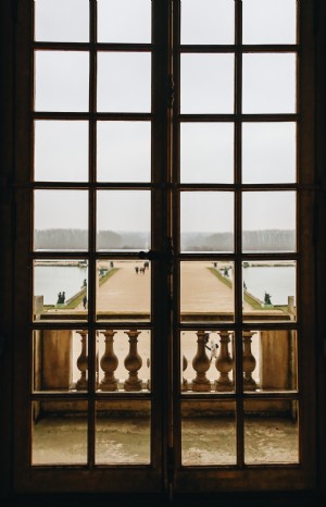 中庭の写真へのフランスの扉
