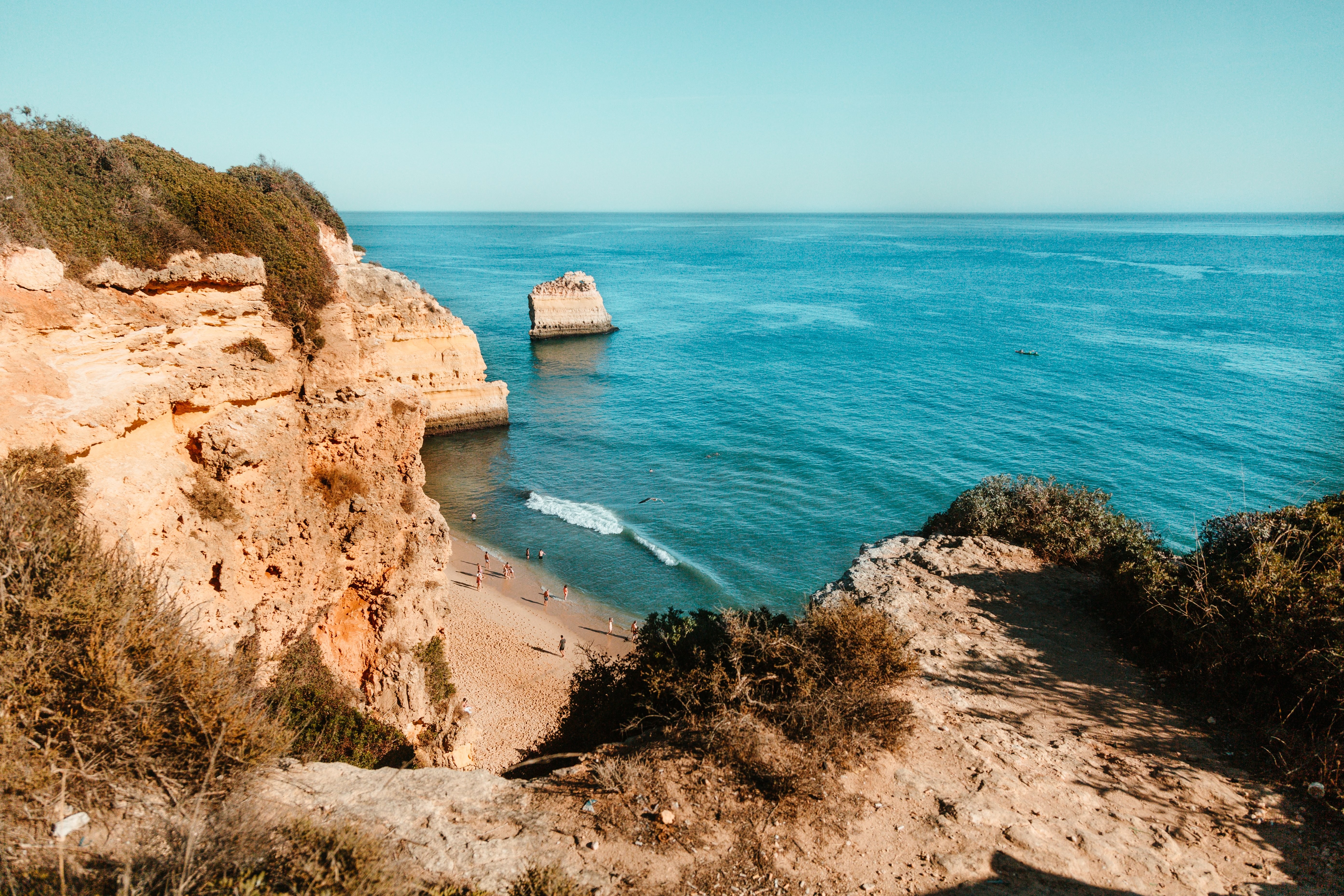 Une plage dorée sous une falaise Photo