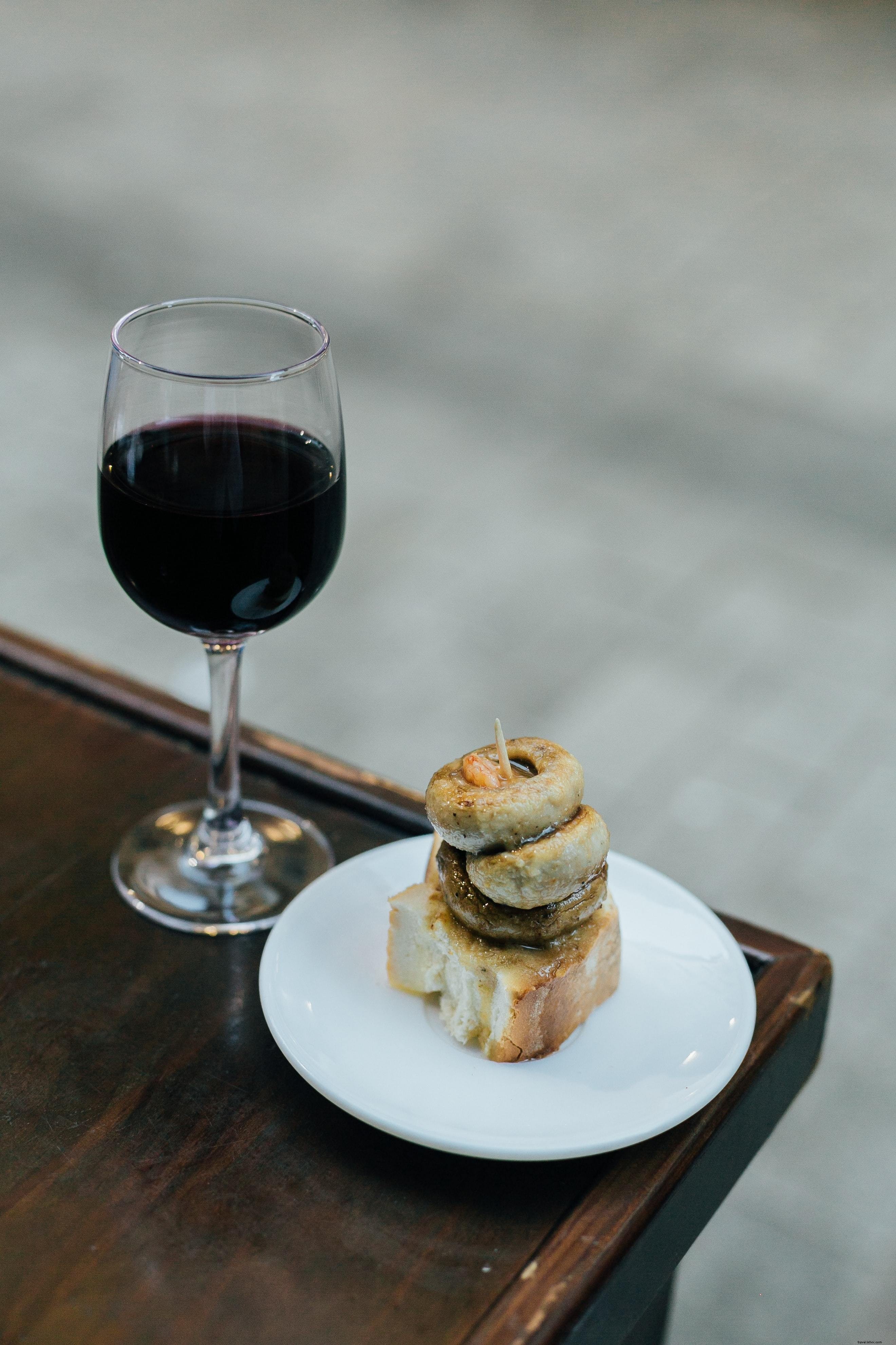 Champiñones Acompañados Con Foto De Vino Tinto