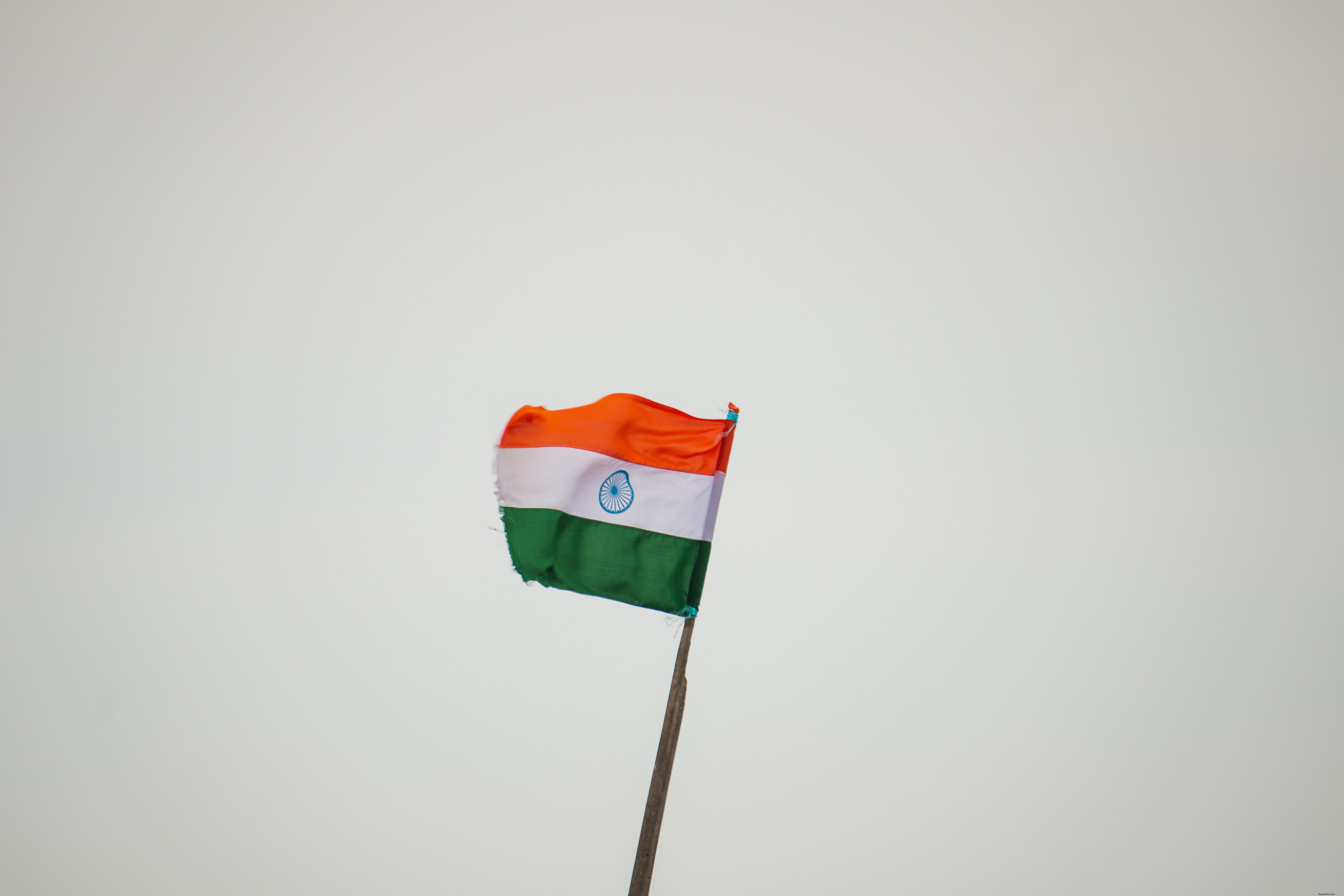 Foto da bandeira da Índia contra o céu nublado
