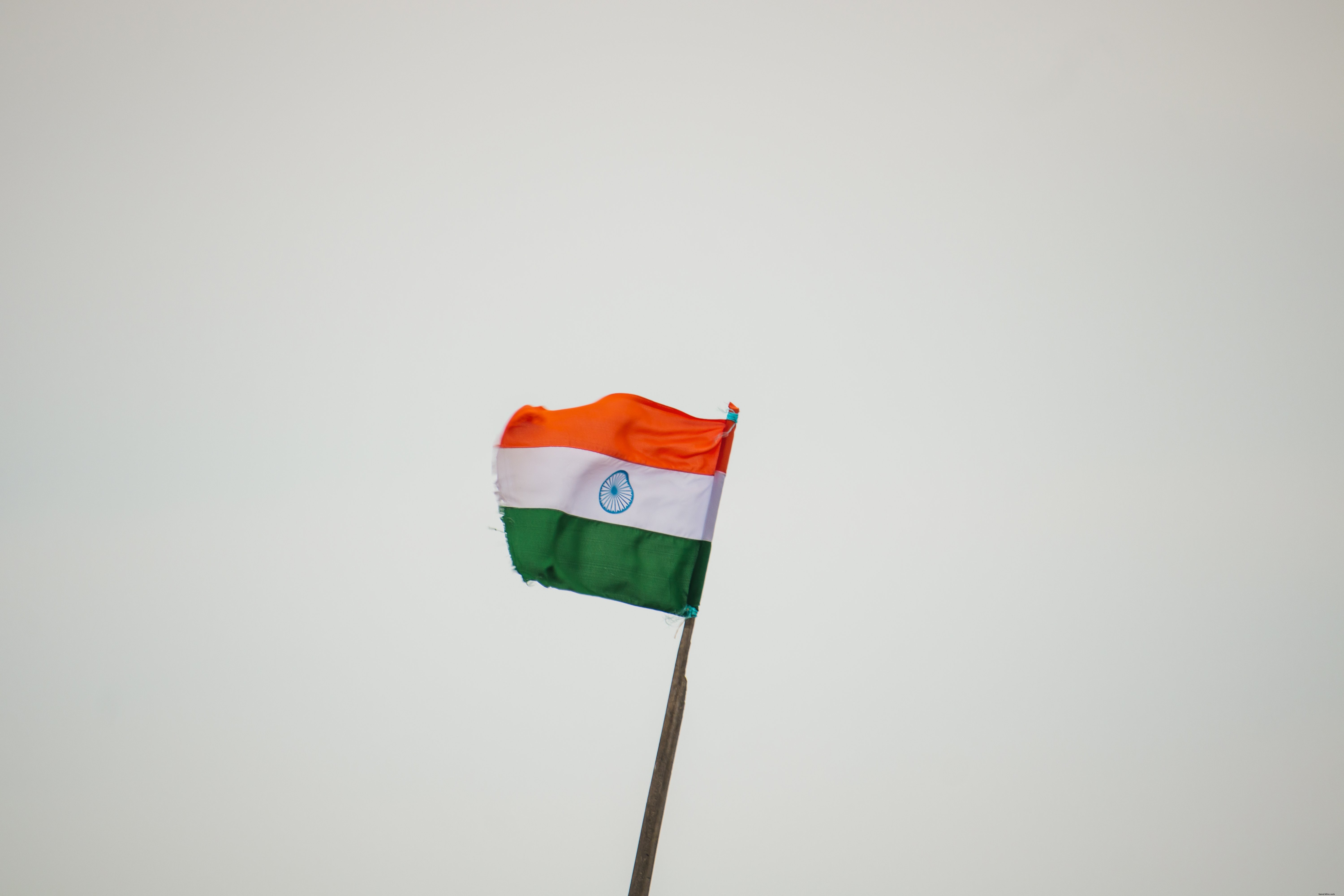 Bandera de la India contra un cielo nublado Foto