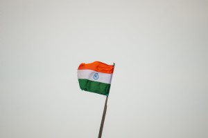 Bandiera dell India contro un cielo coperto foto