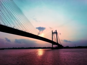 日没の写真でシルエットを描いた吊橋