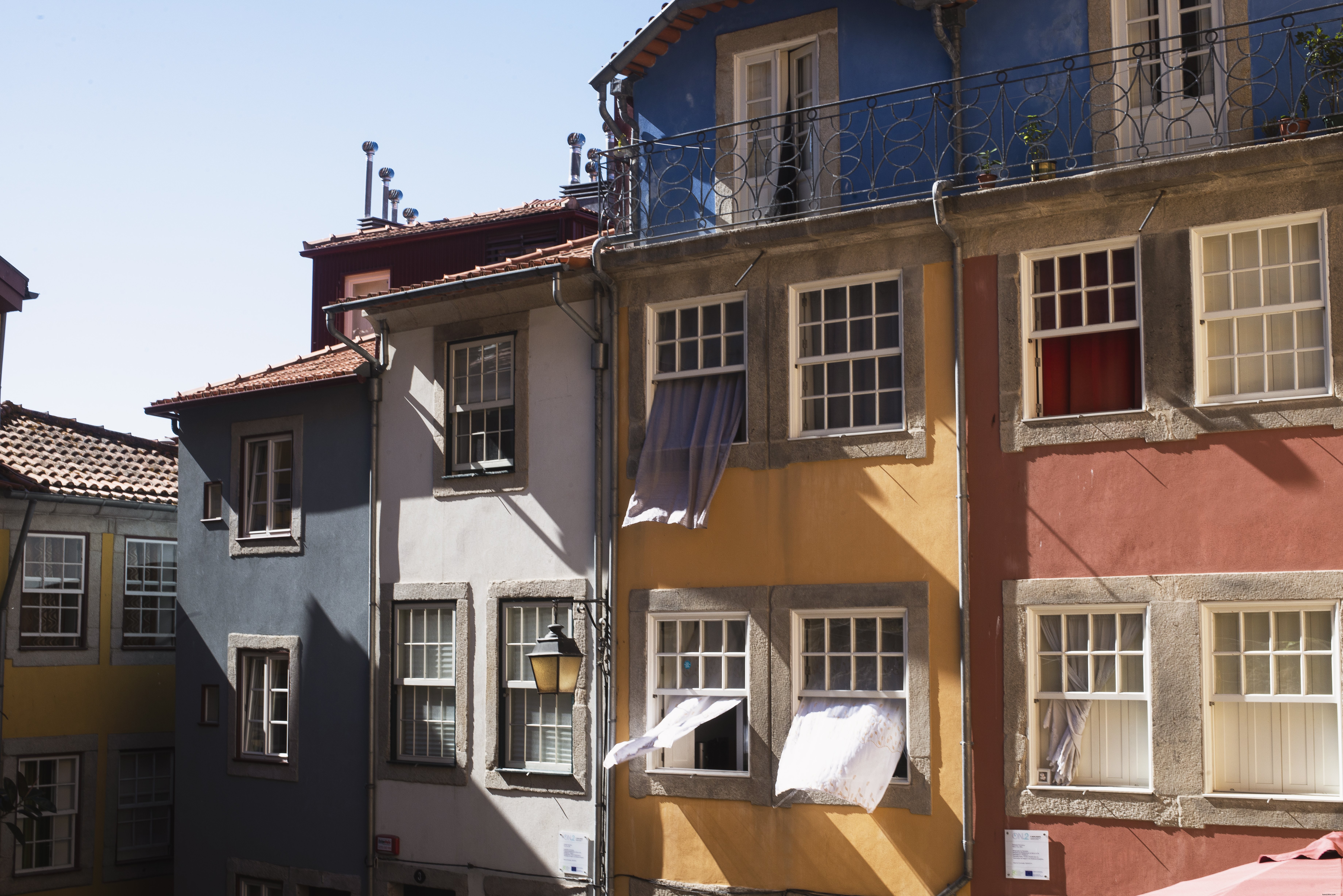 Tende che scorrono attraverso le finestre di questi edifici colorati Foto