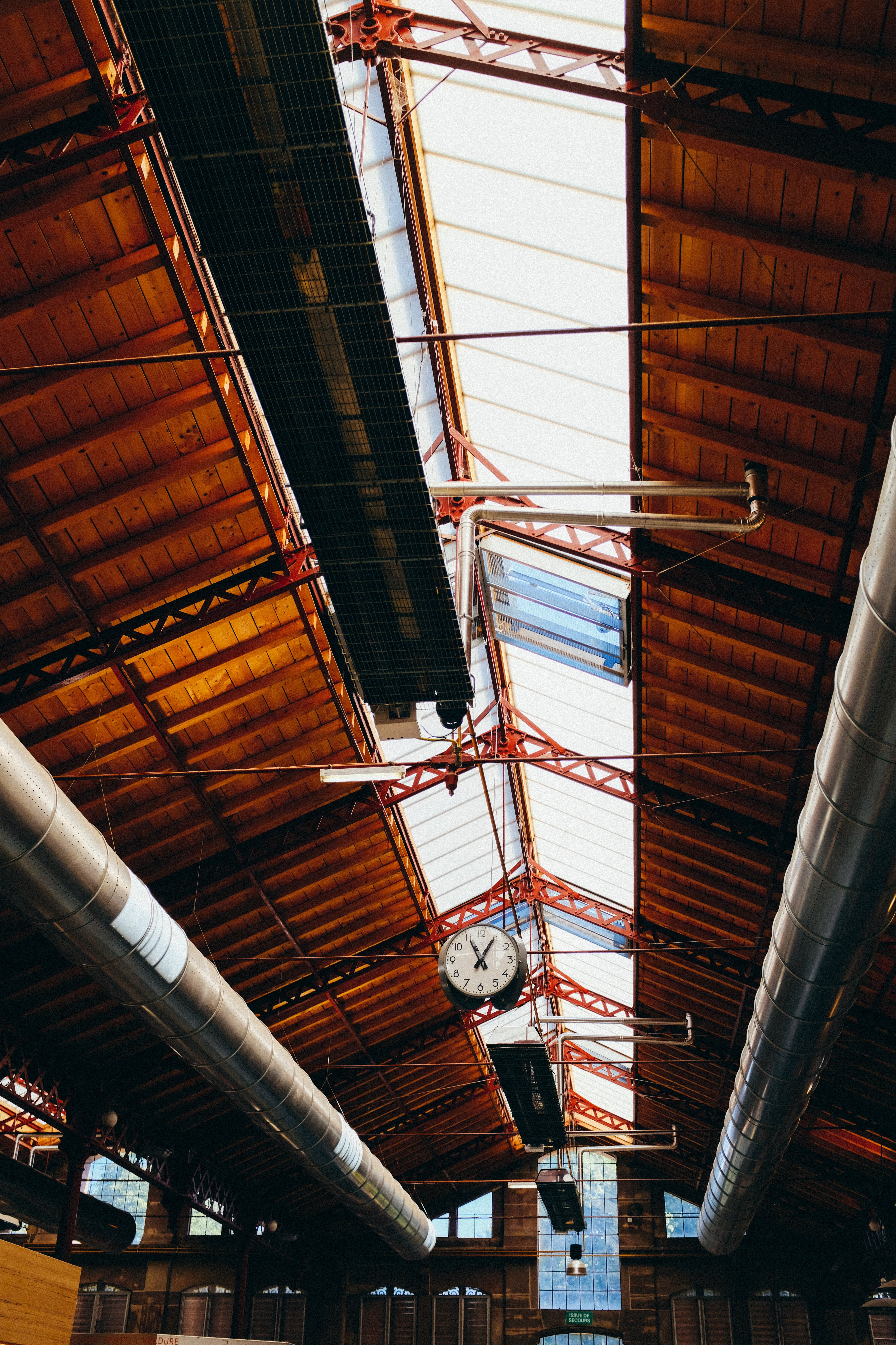 Skylight Di Foto Atap Stasiun Kereta