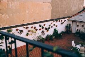 Jardineras de terracota colgadas en una foto de la pared