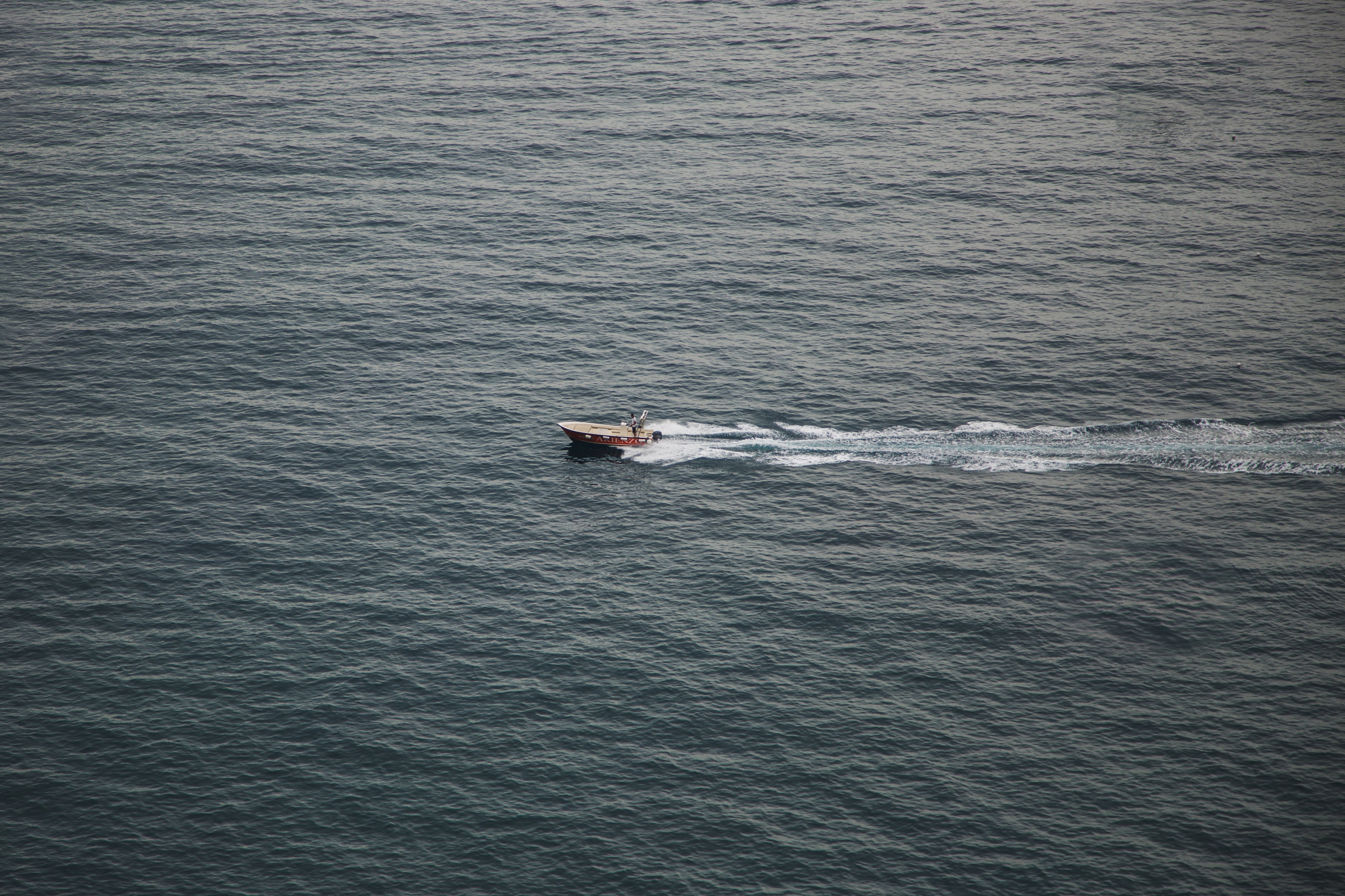Foto de barco de velocidade única na água