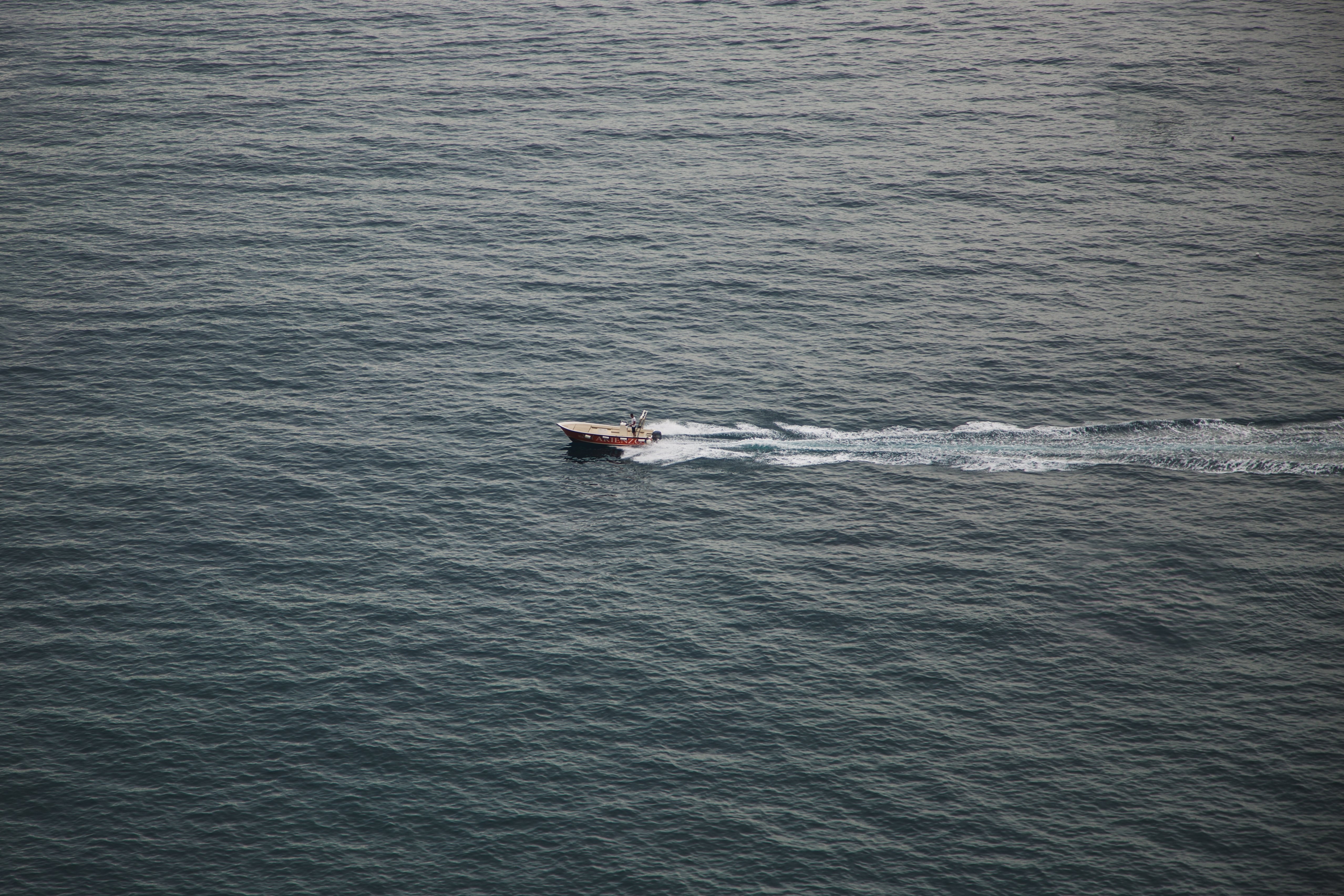 Foto di barca a velocità singola sull acqua