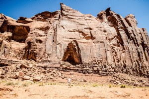 砂漠の砂岩の丘の横にある洞窟写真