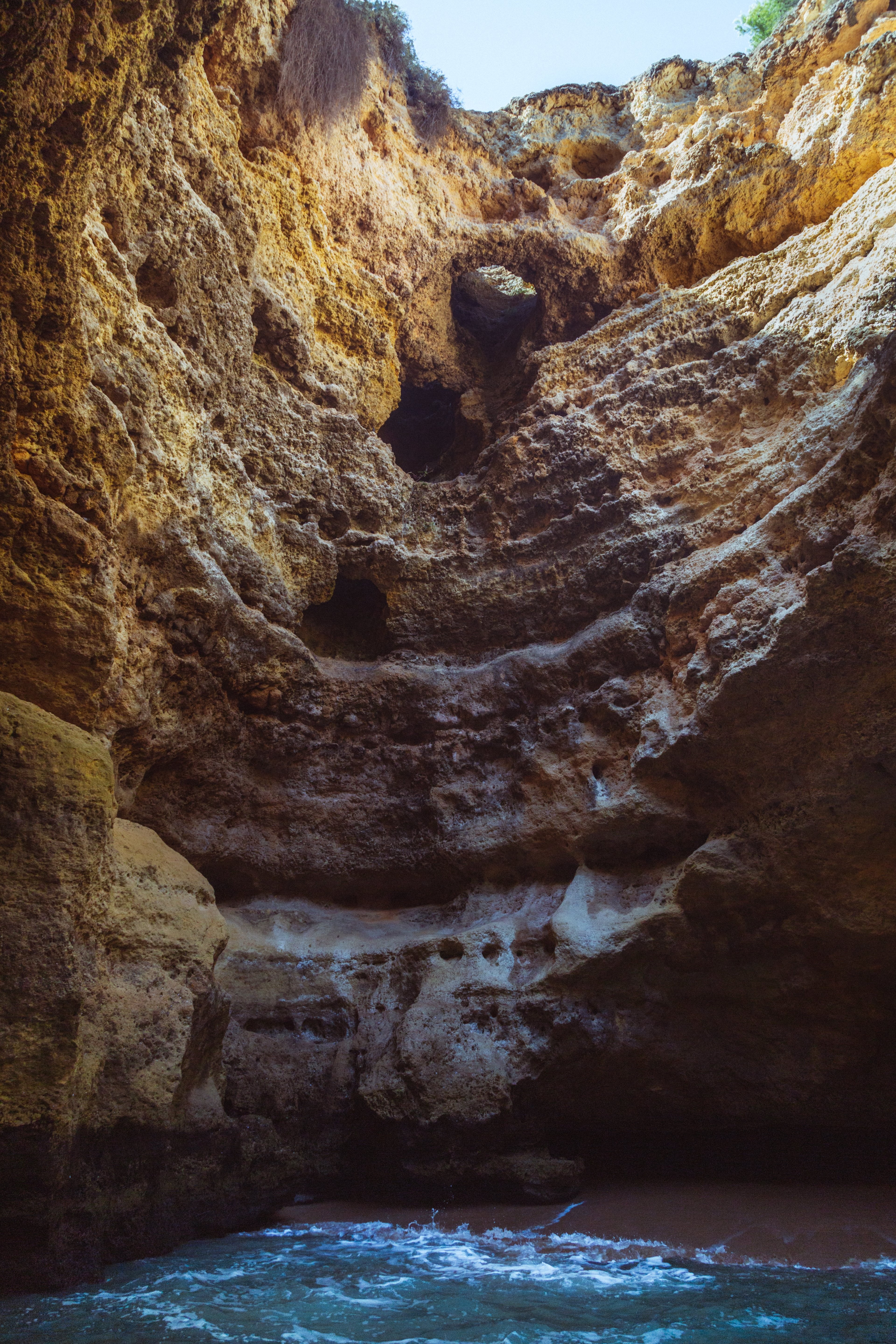 El escarpado acantilado de piedra caliza de una foto de Sandy Bay