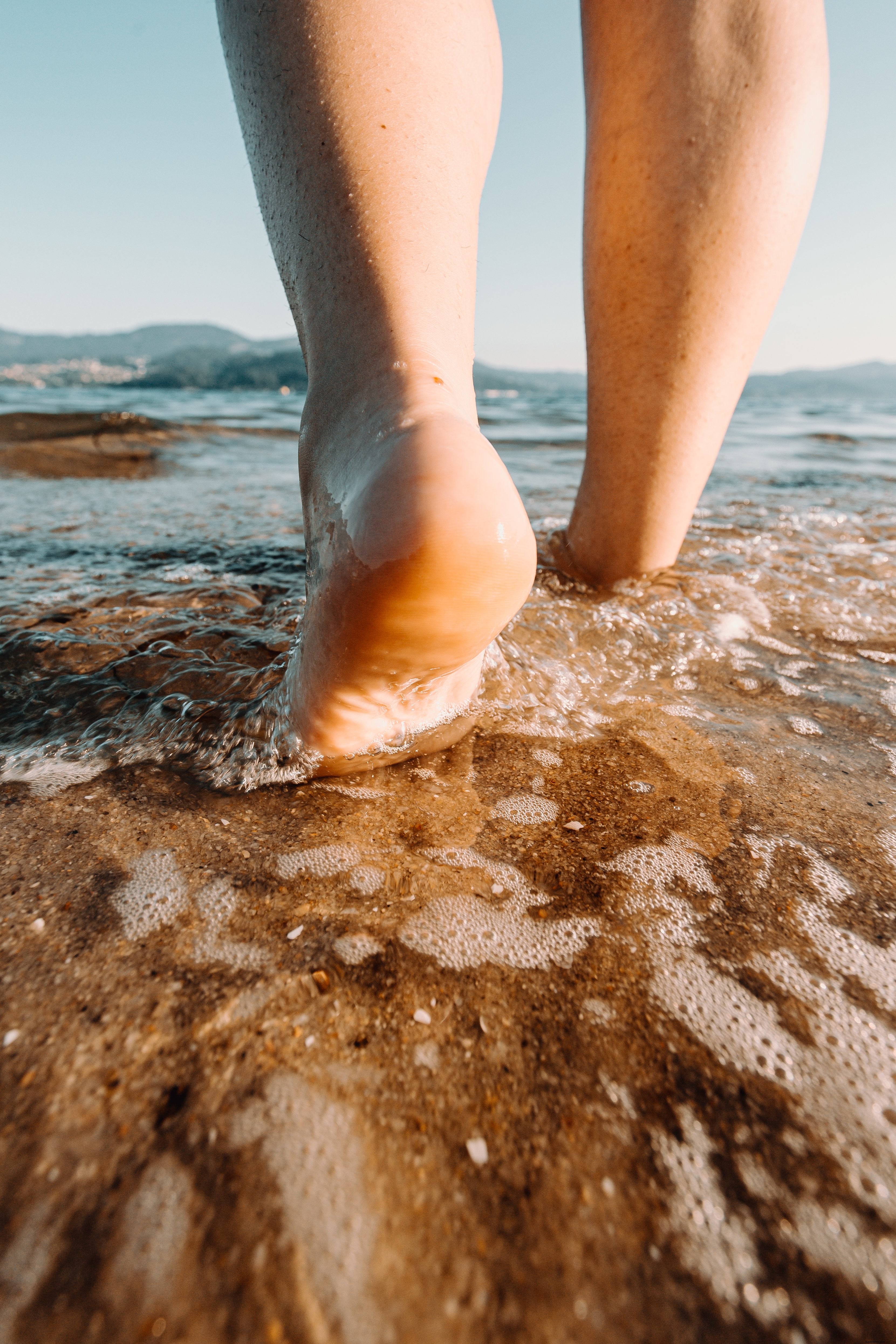 Piedi che camminano nell acqua foto