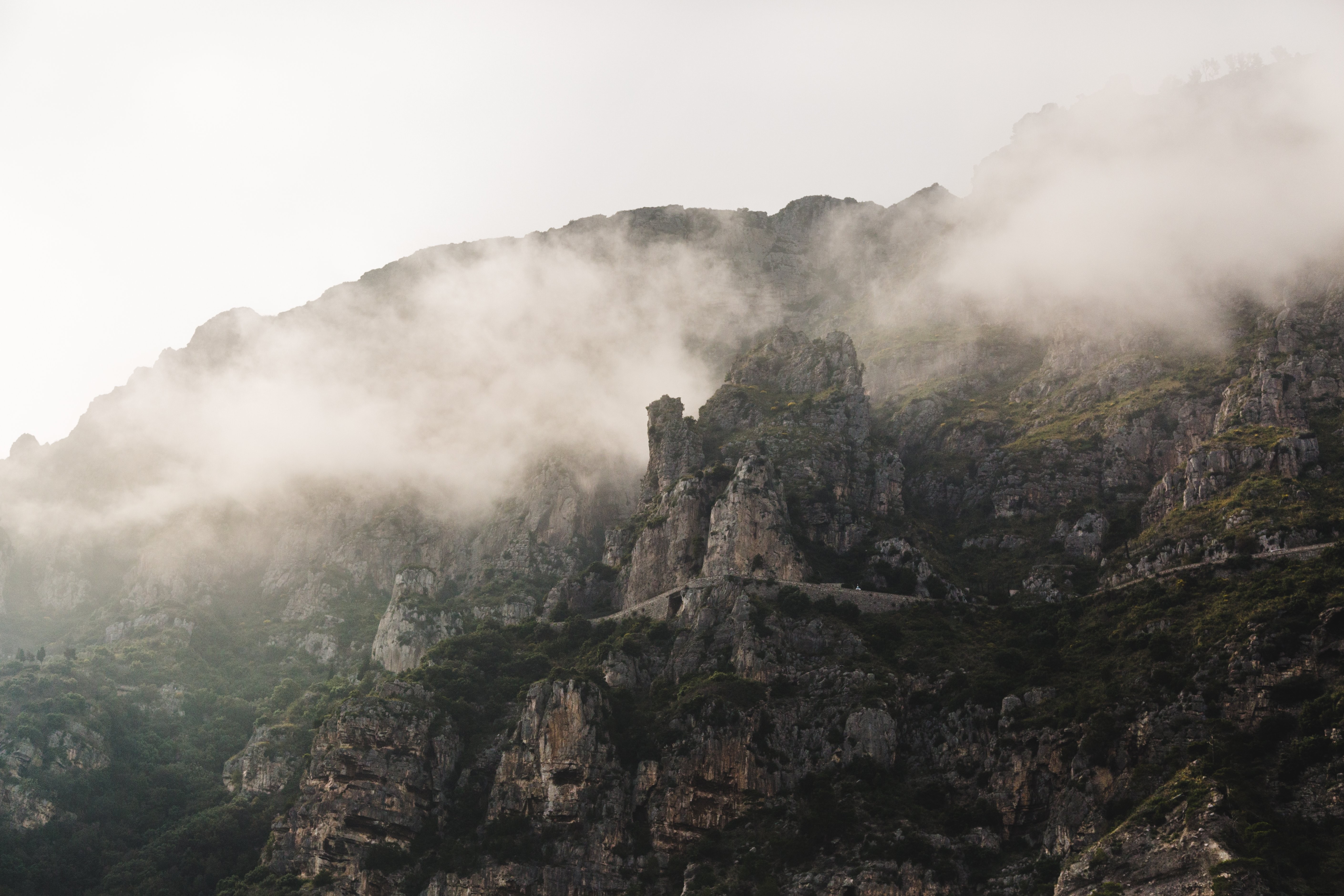 La niebla se arrastra sobre la foto de la montaña