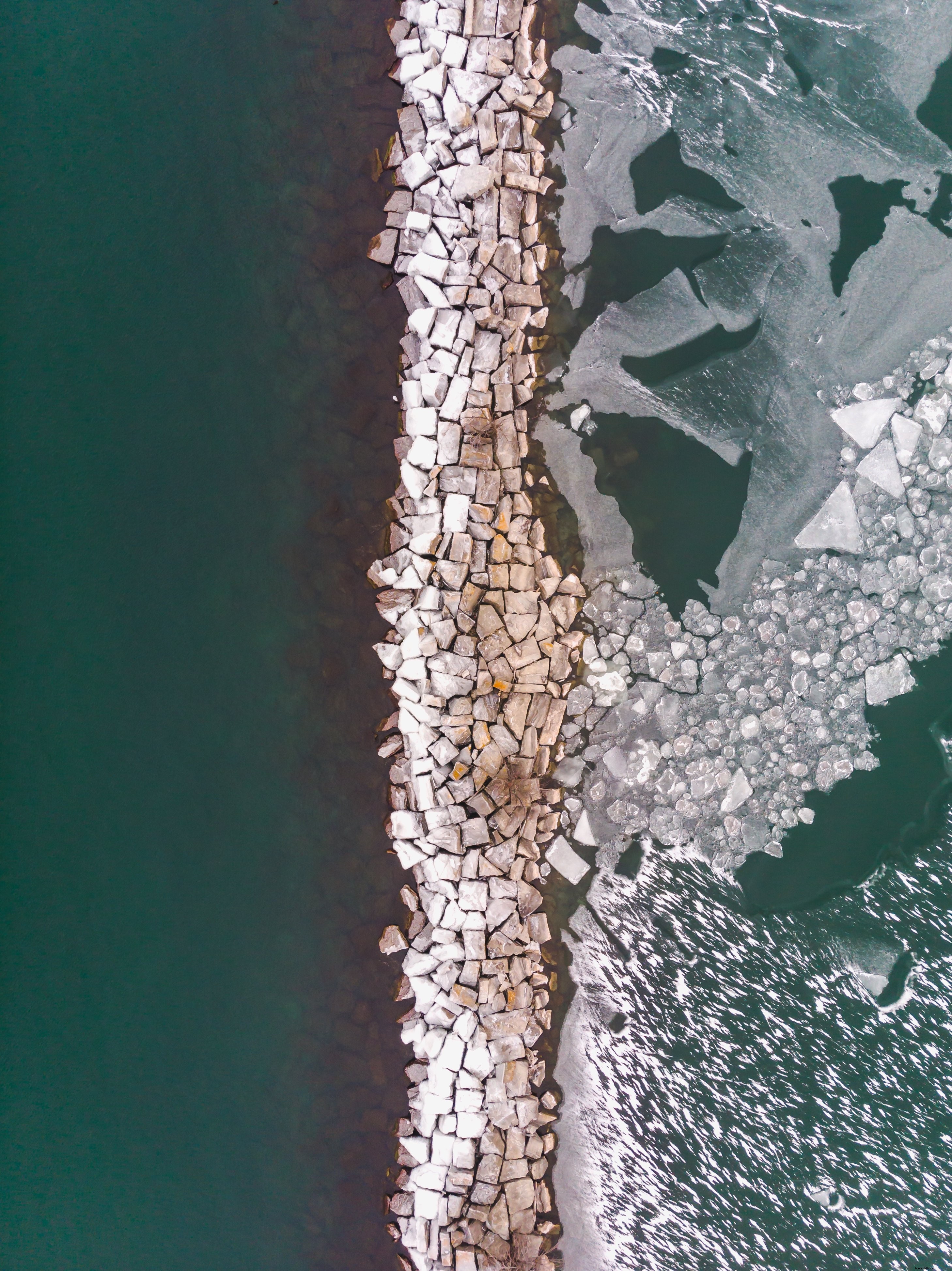 Foto de rocas que separan agua clara y hielo