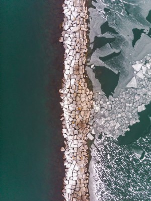 Foto de rochas separando água clara e gelo