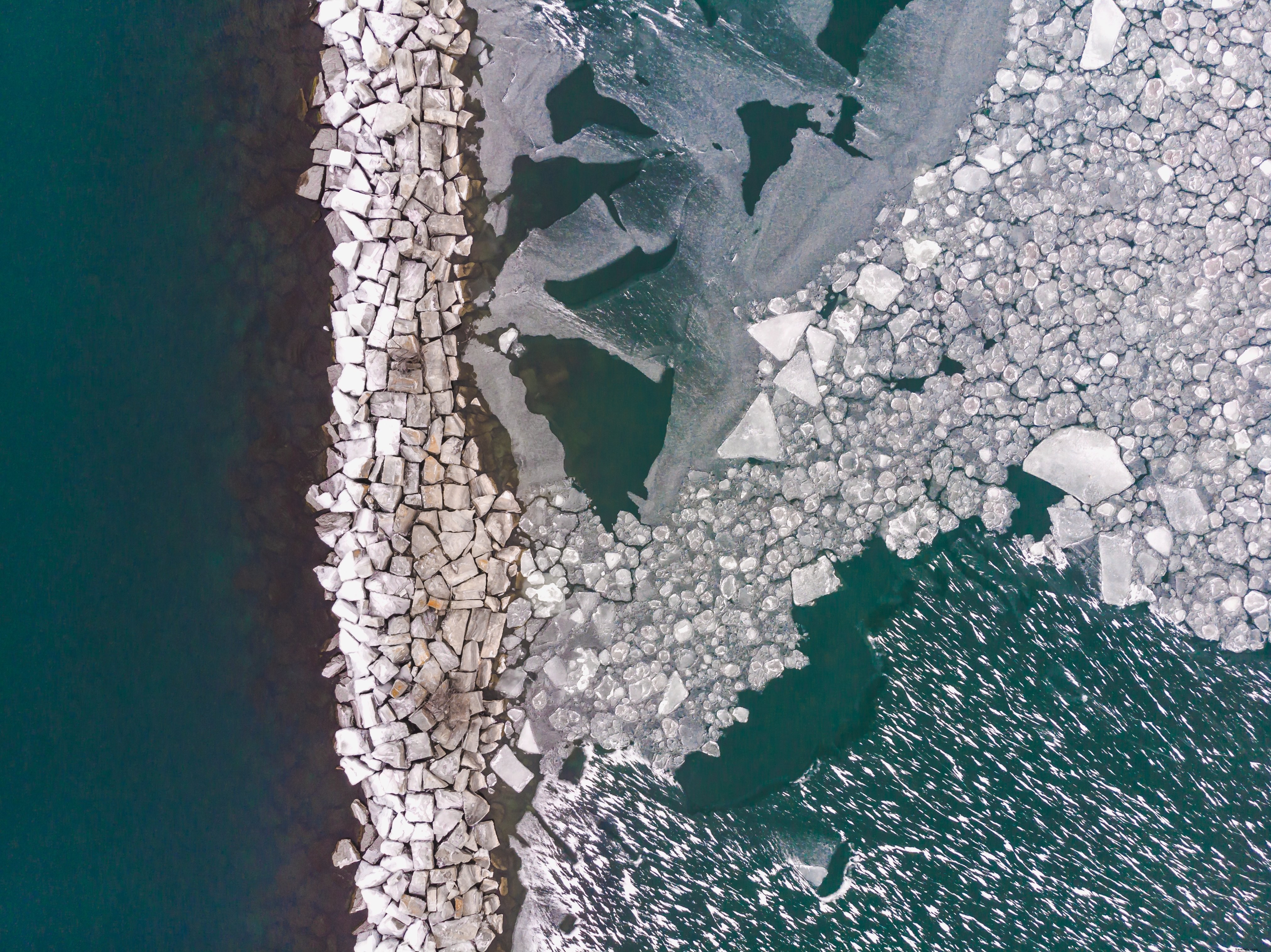 Rocce sull acqua circondate da ghiaccio foto