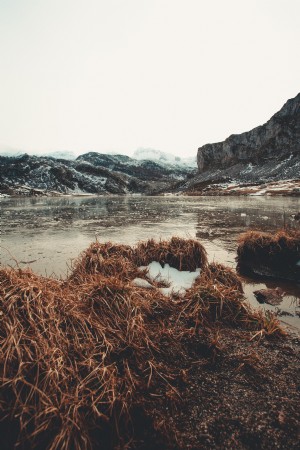 Foto do lago gelado antes das montanhas cobertas de neve