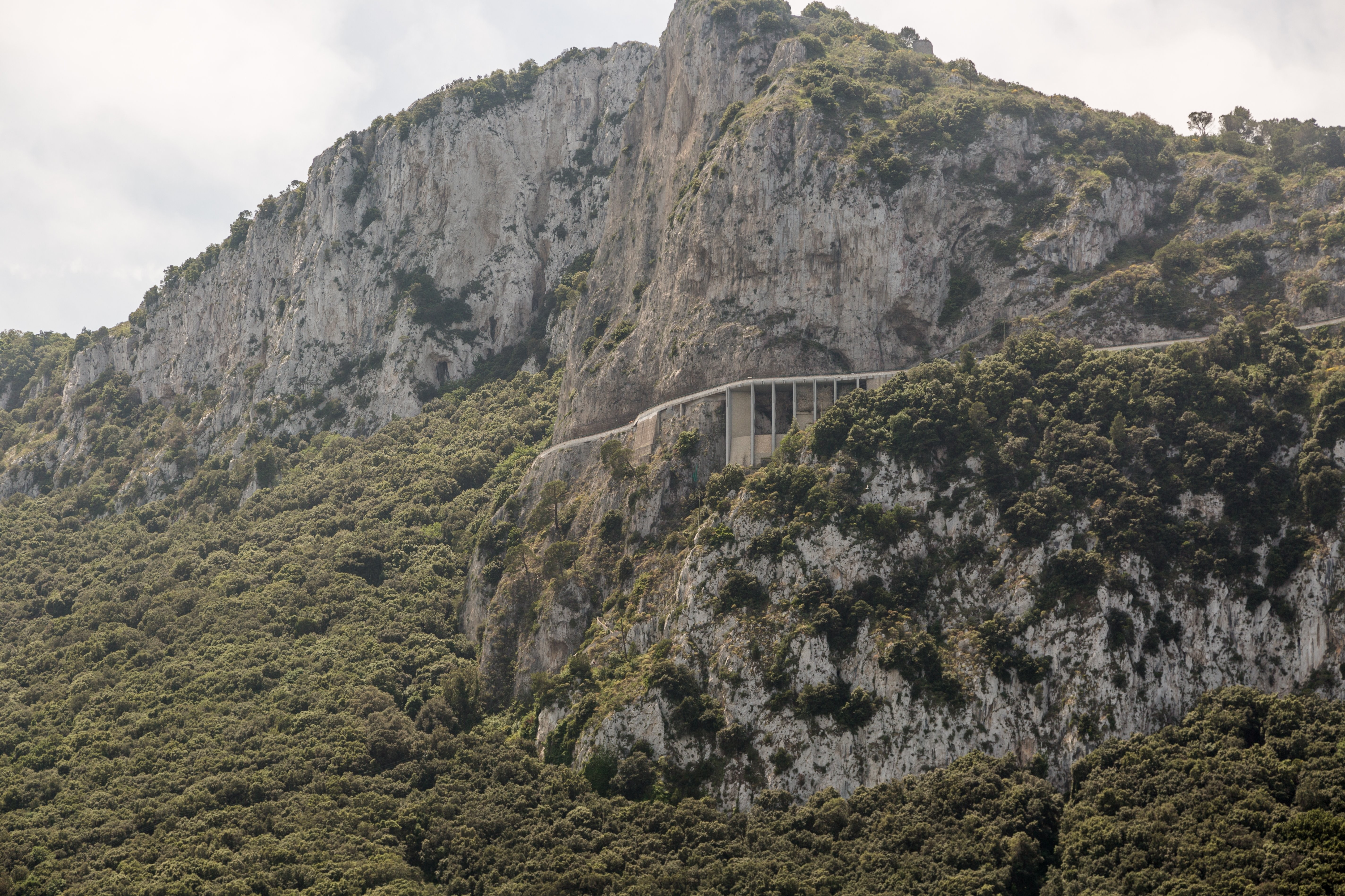 Foto de carretera única en la ladera de la montaña